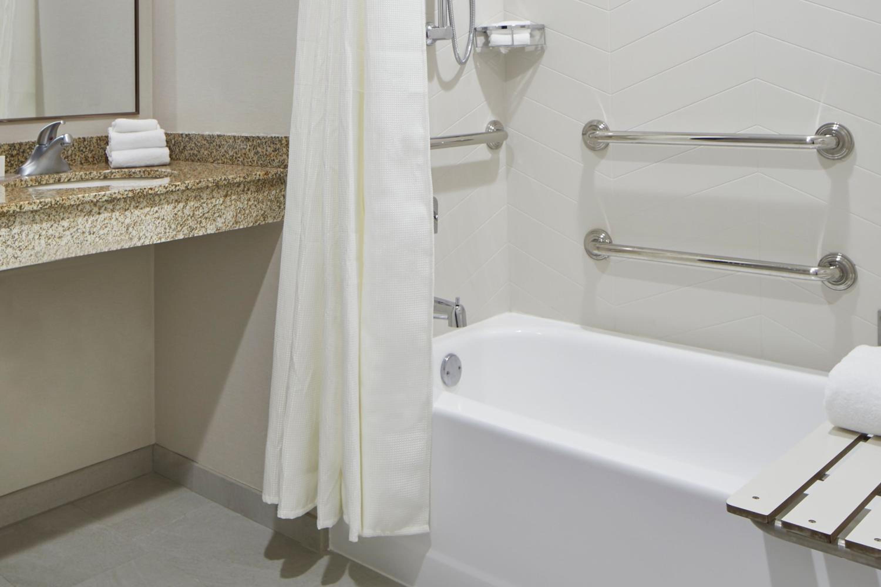 King Room with Adapted Tub - Mobility and Hearing Accessible - Photo 5