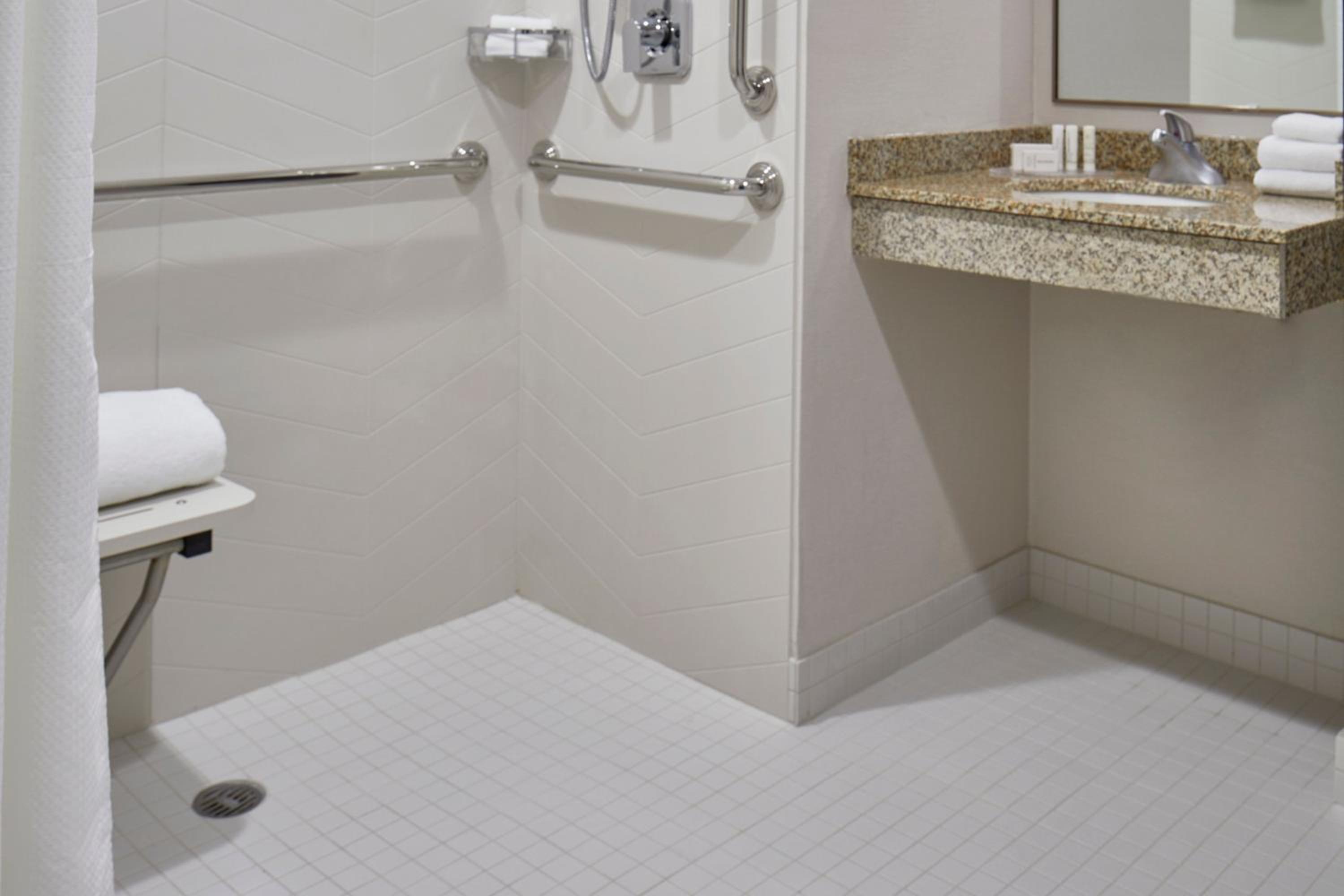 King Room with Adapted Tub - Mobility and Hearing Accessible - Photo 2
