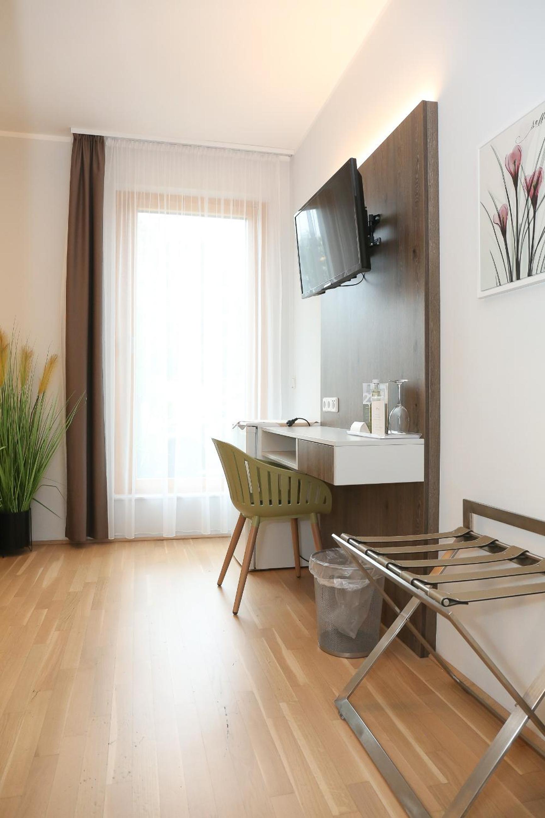 Double Room - Photo 5