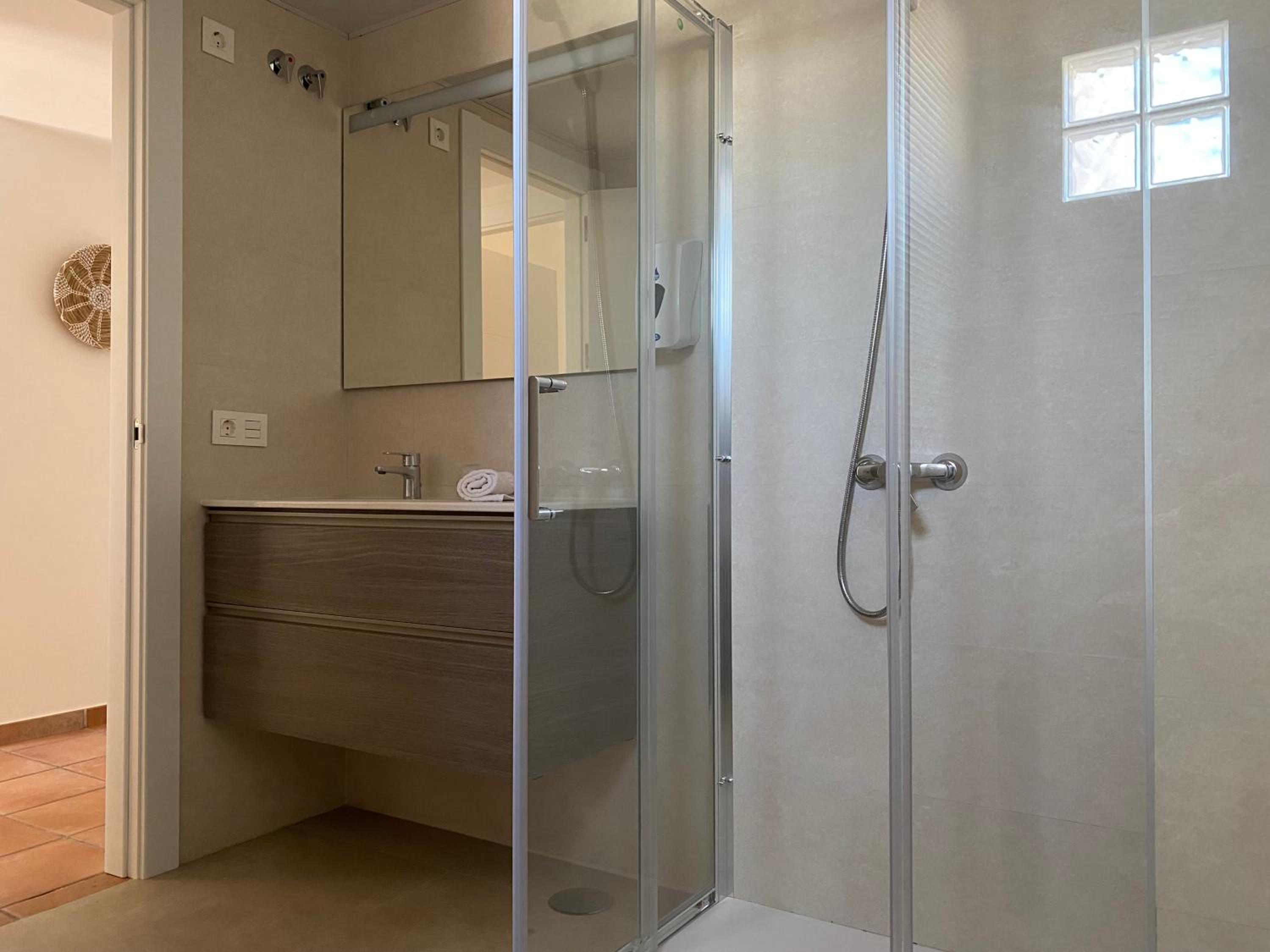 Superior Modern One-Bedroom Apartment  photo 2