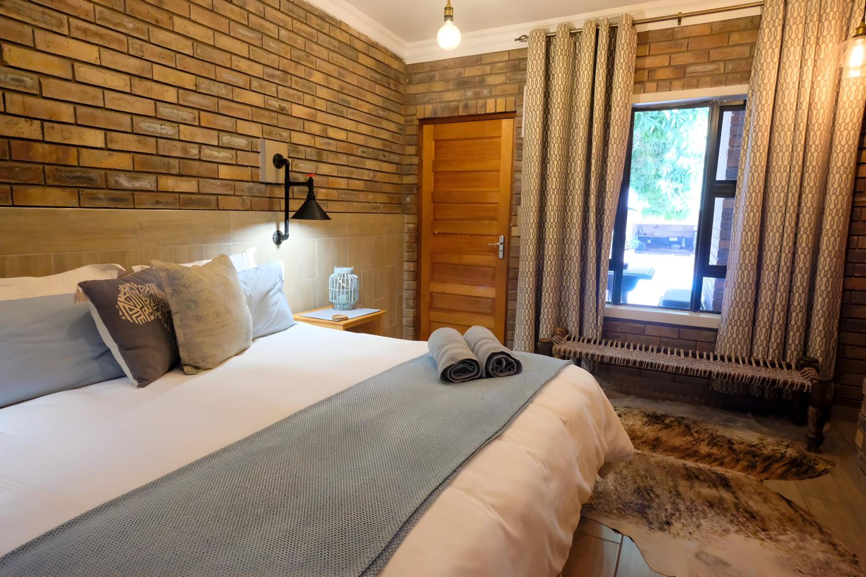 Double or Twin Room with Pool View - Photo 4