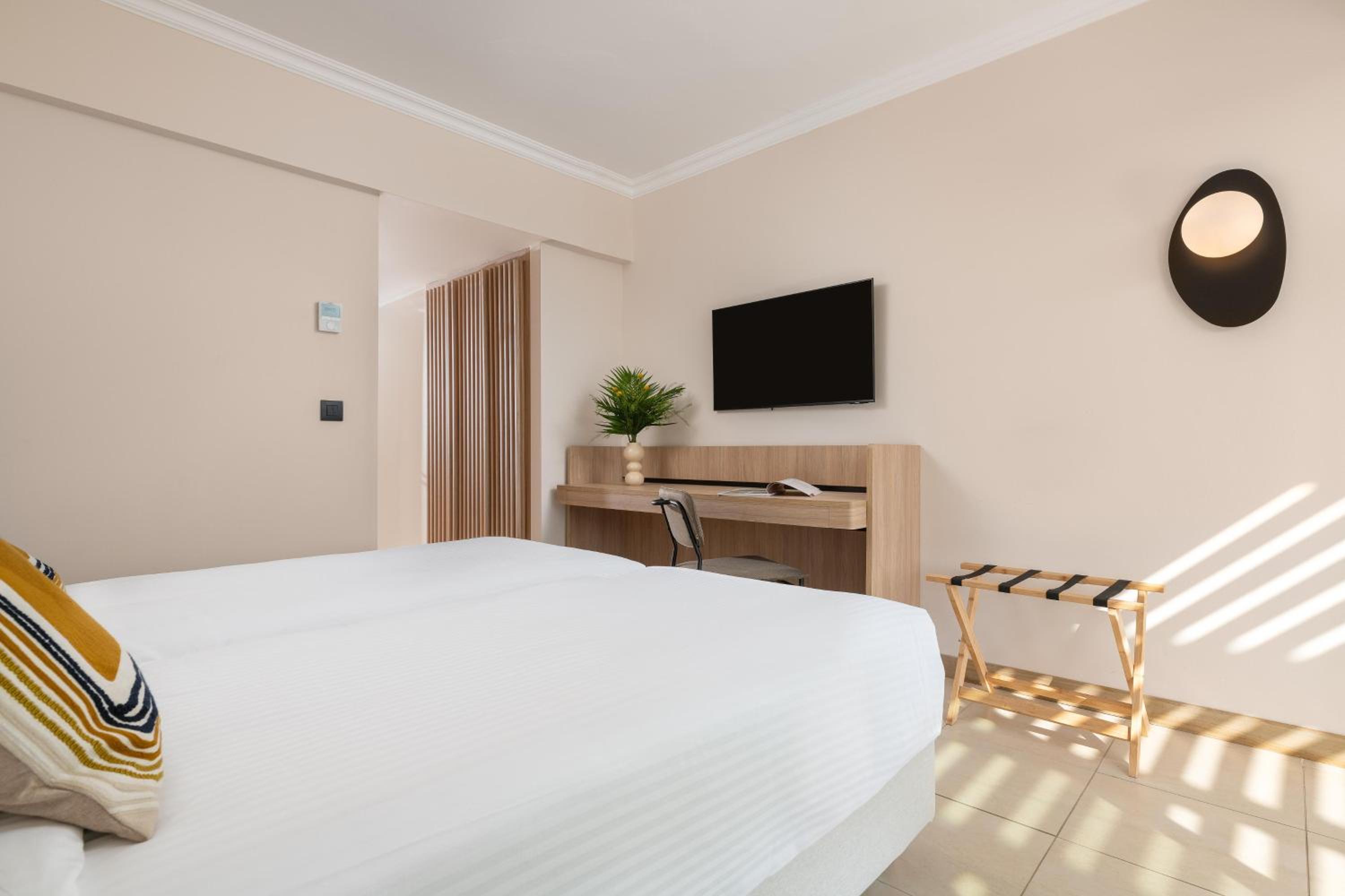 Deluxe Suite with Sea View - Seafront thumbnail 5