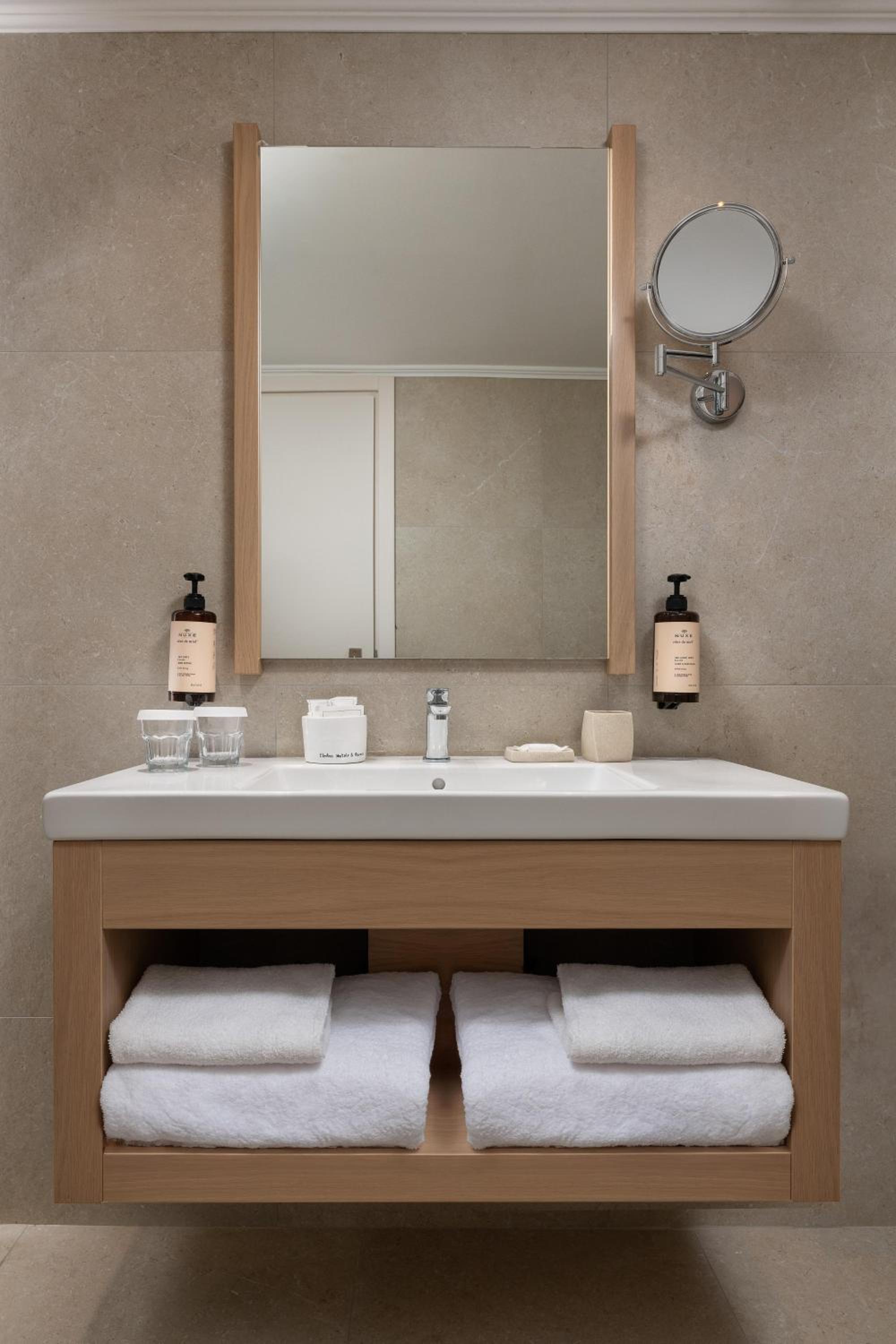 Deluxe Suite with Sea View - Seafront