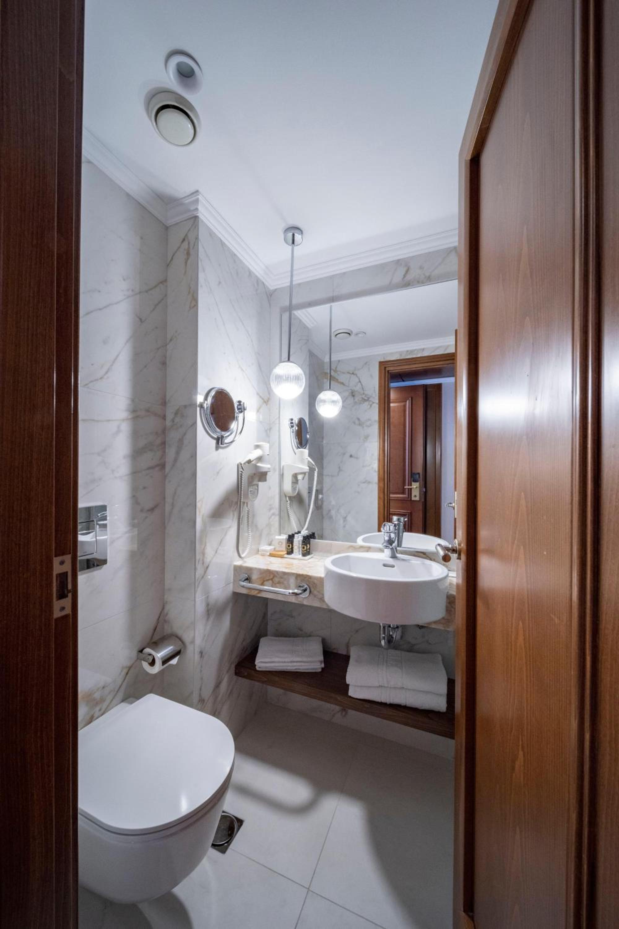 Premium Room Garden View - Premium Garden View-Double or Twin-AC-WiFi-
Ensuite Bath-Minibar-Safe-TV-Hairdryer-MaxOcc2