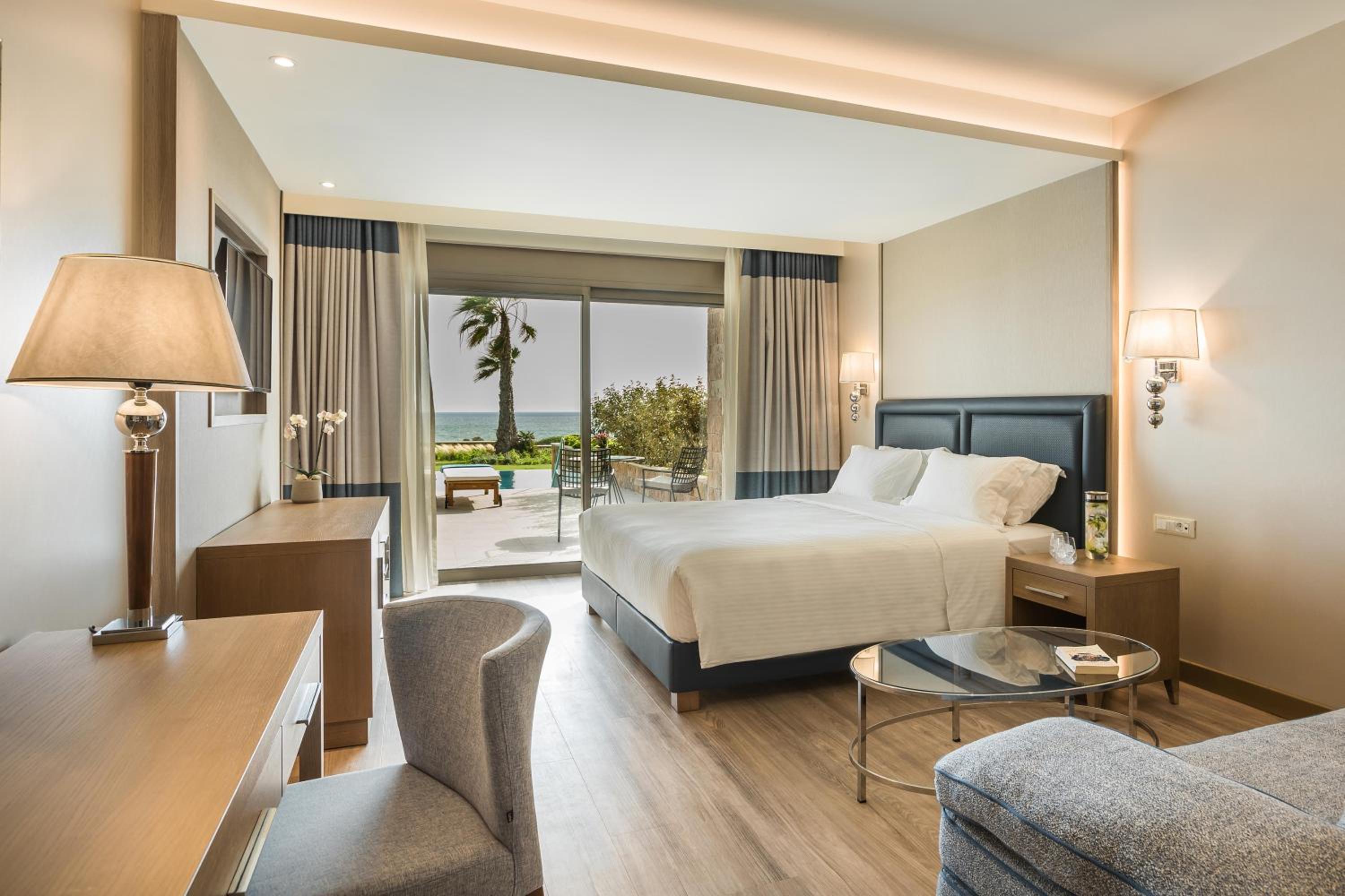 Executive Room with Private Pool - Photo 1