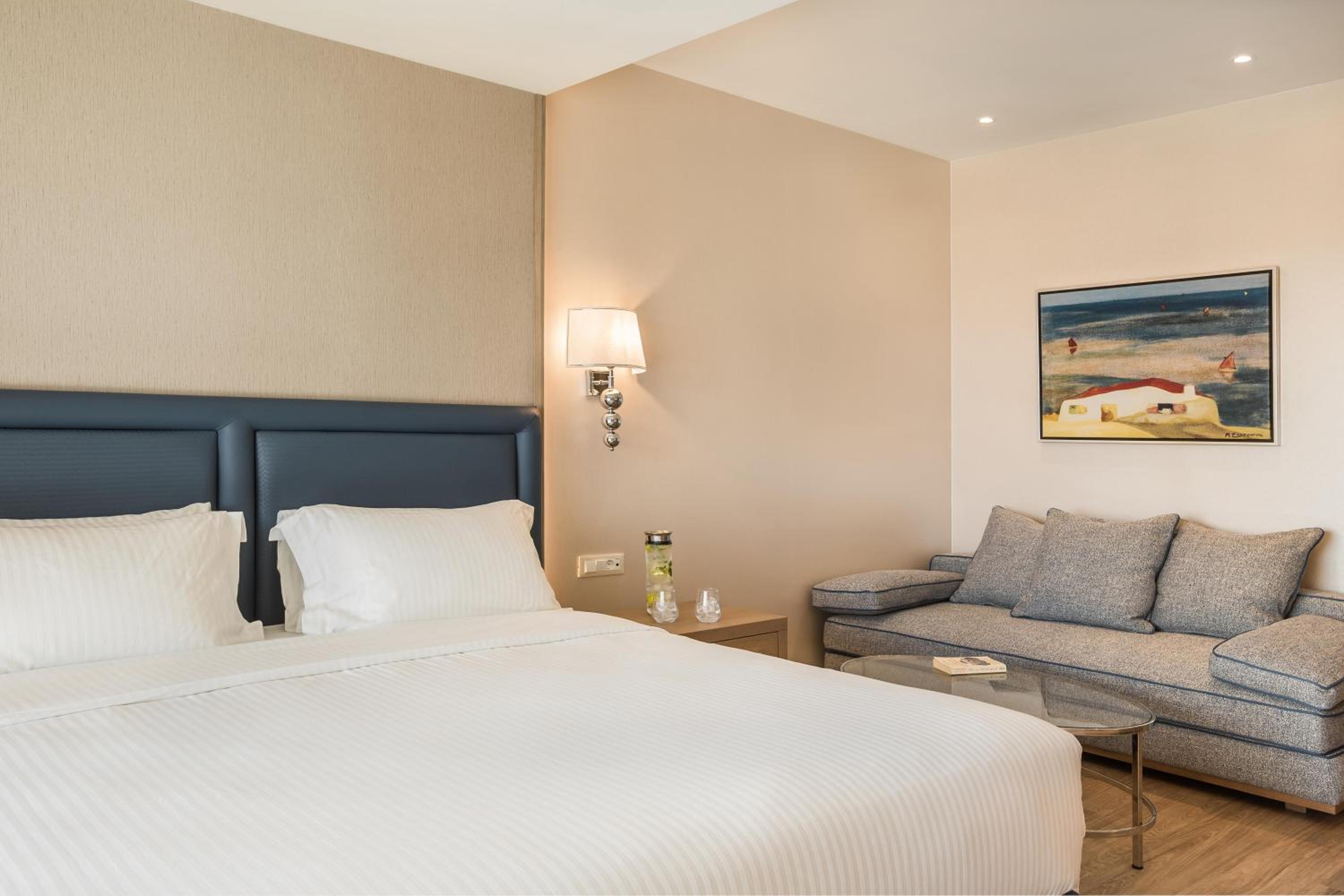 Executive Room with Private Pool - Photo 4