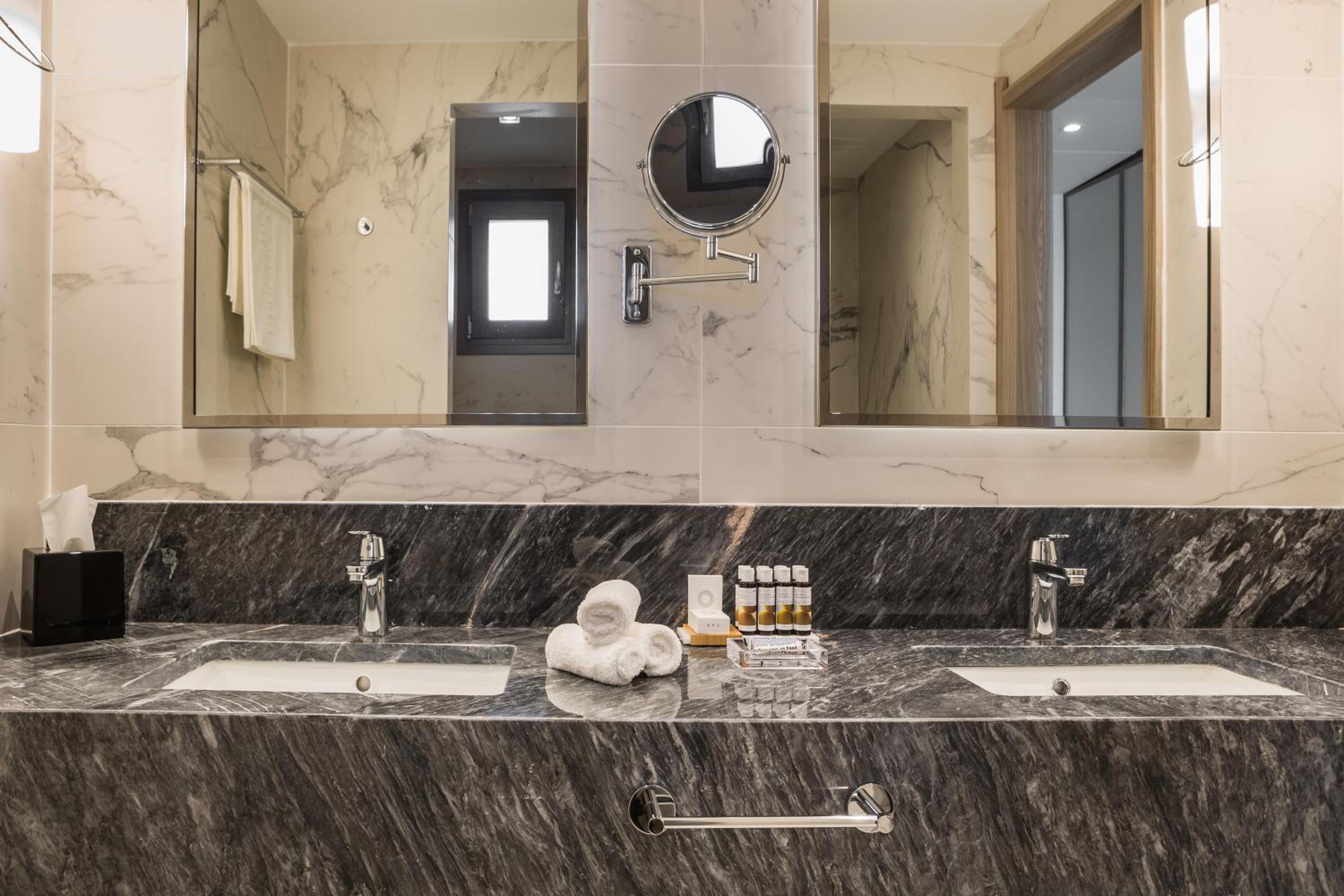 Executive Suite with Private Pool - Photo 4
