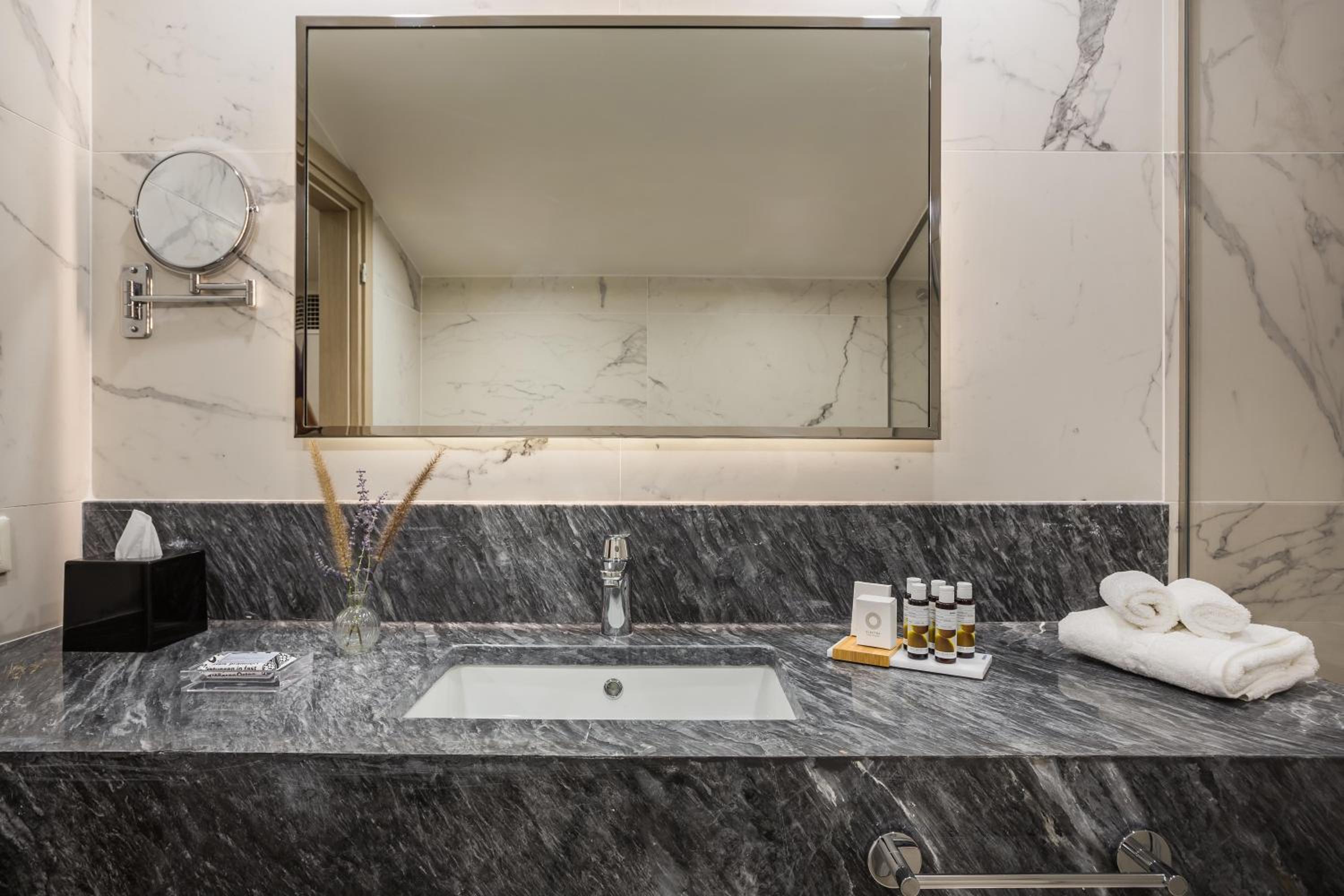 Superior Double Room with Sea View Balcony - Photo 4