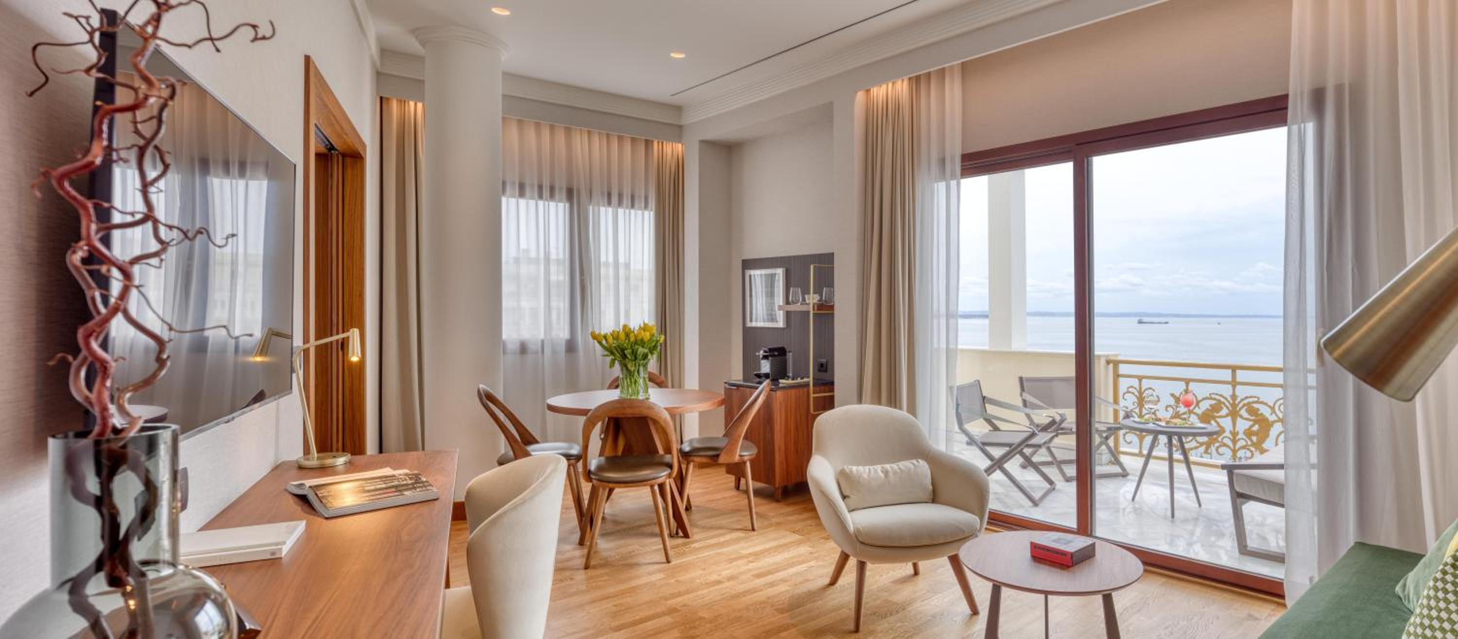 Executive Suite - Photo 6