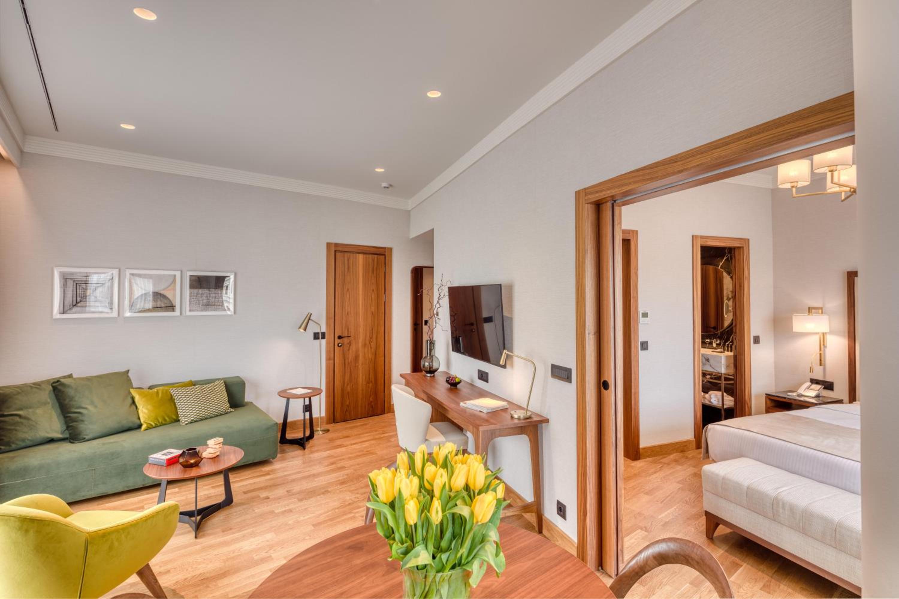 Executive Suite - Photo 3