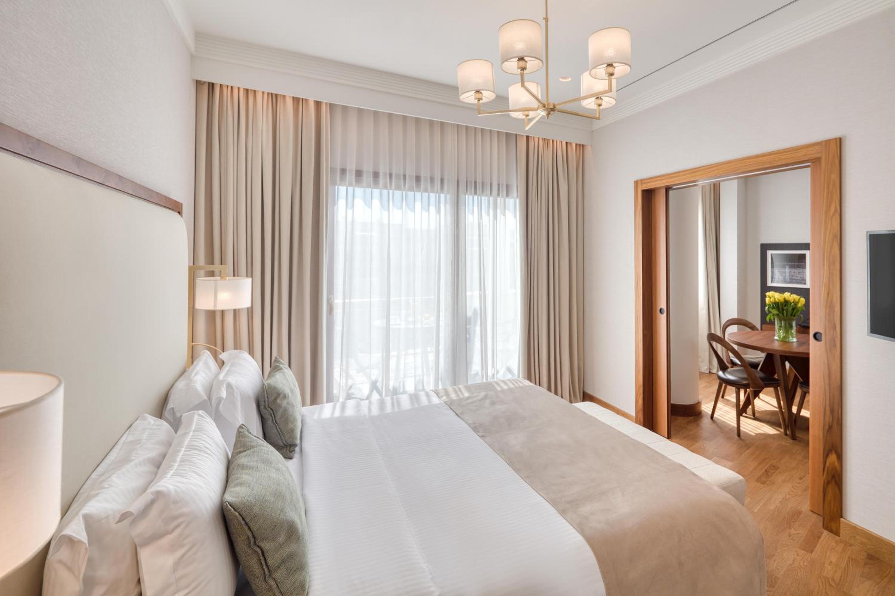 Executive Suite - Photo 5