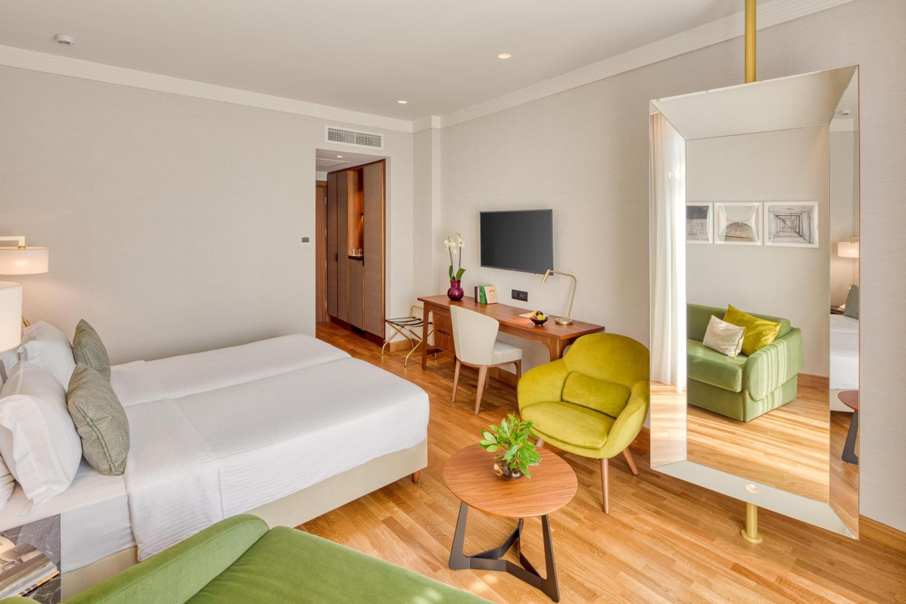 Premium Triple Room with Sea View - Photo 3