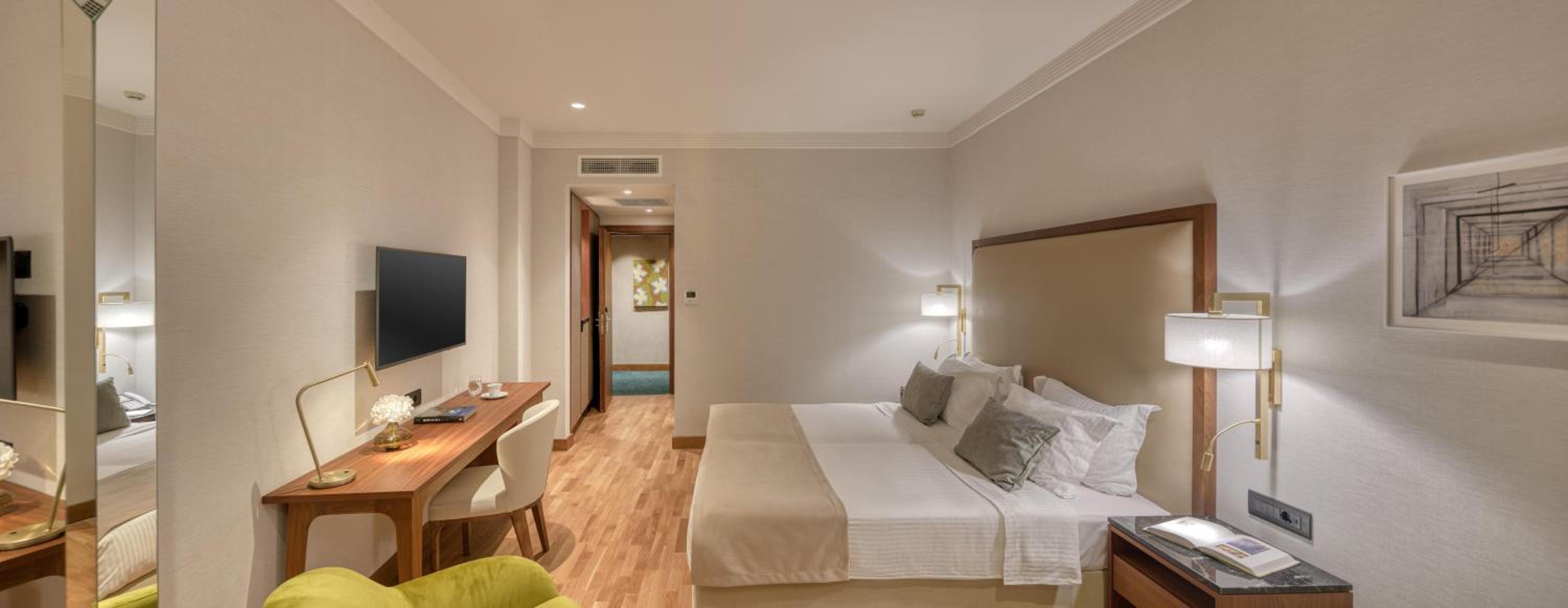 Superior Triple Room with Sea View - Photo 3