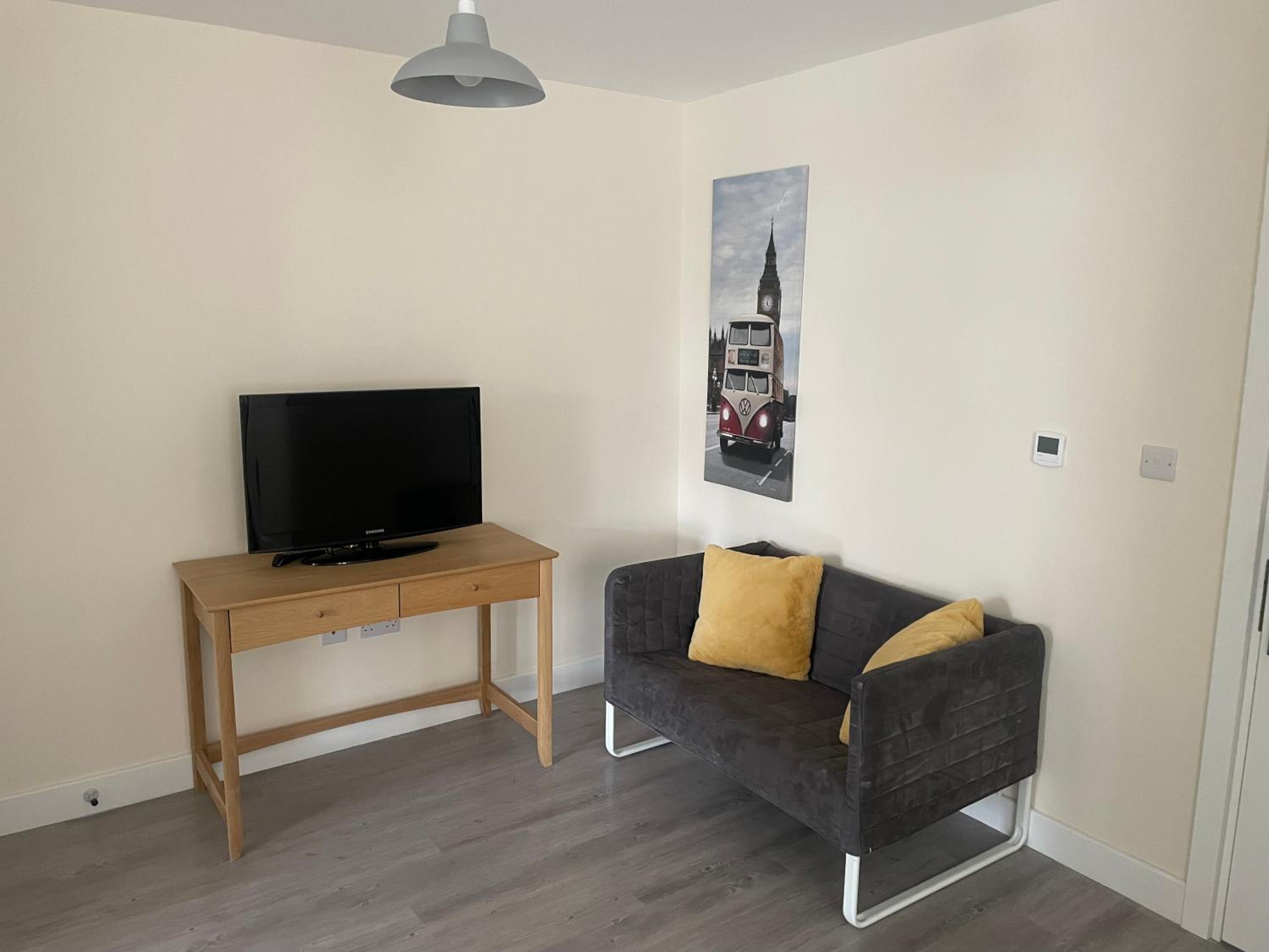 One-Bedroom Apartment - Non-Smoking photo 1