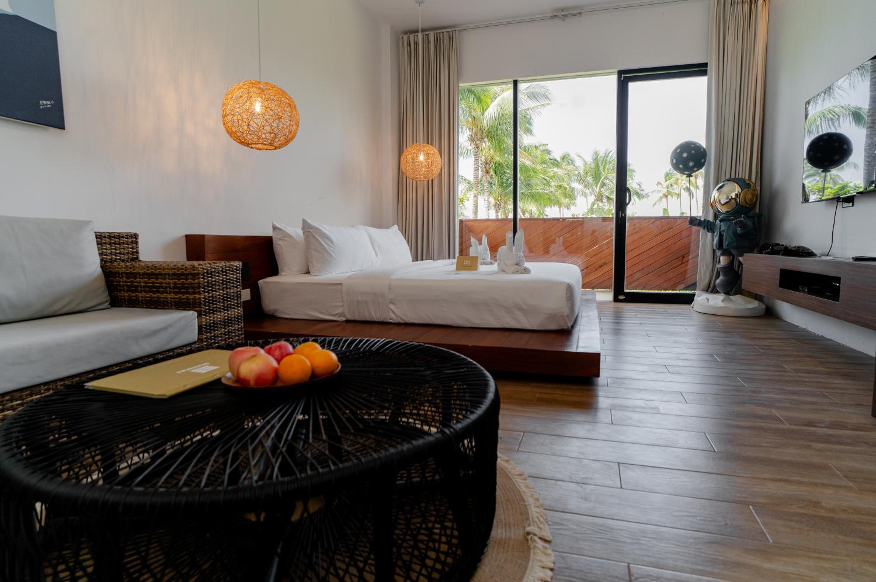 King Room with Balcony - Photo 6