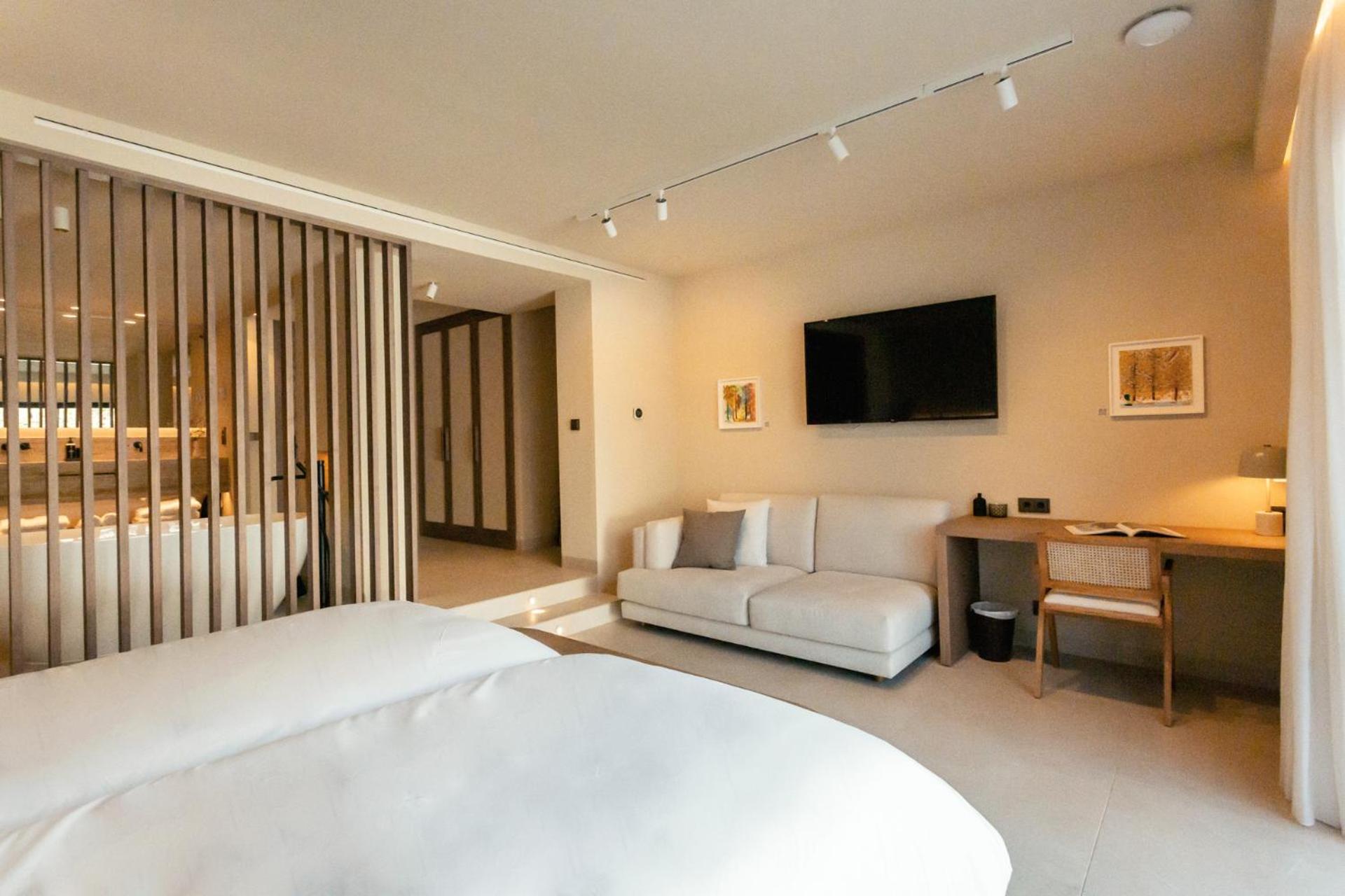 Junior Suite with Plunge Pool - Photo 5