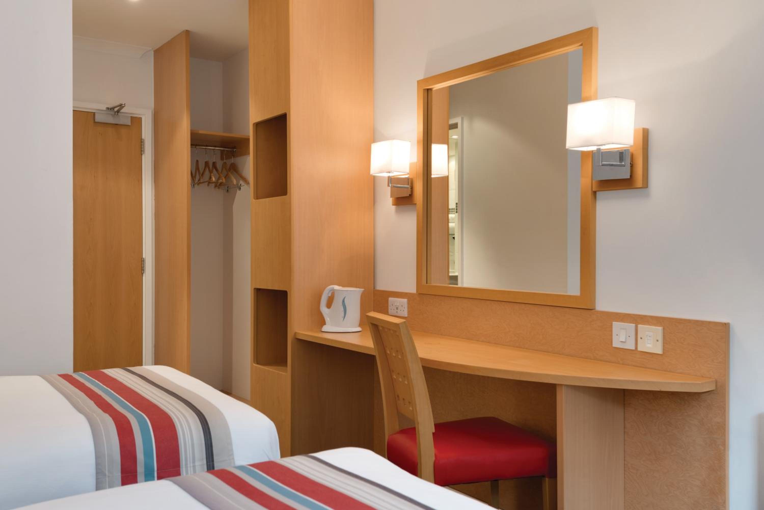 Twin Room - Non Smoking - Photo 5