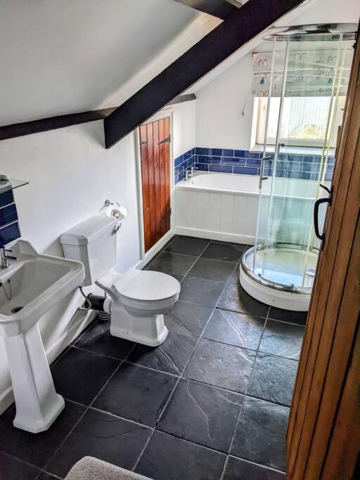 Three-Bedroom House photo 3