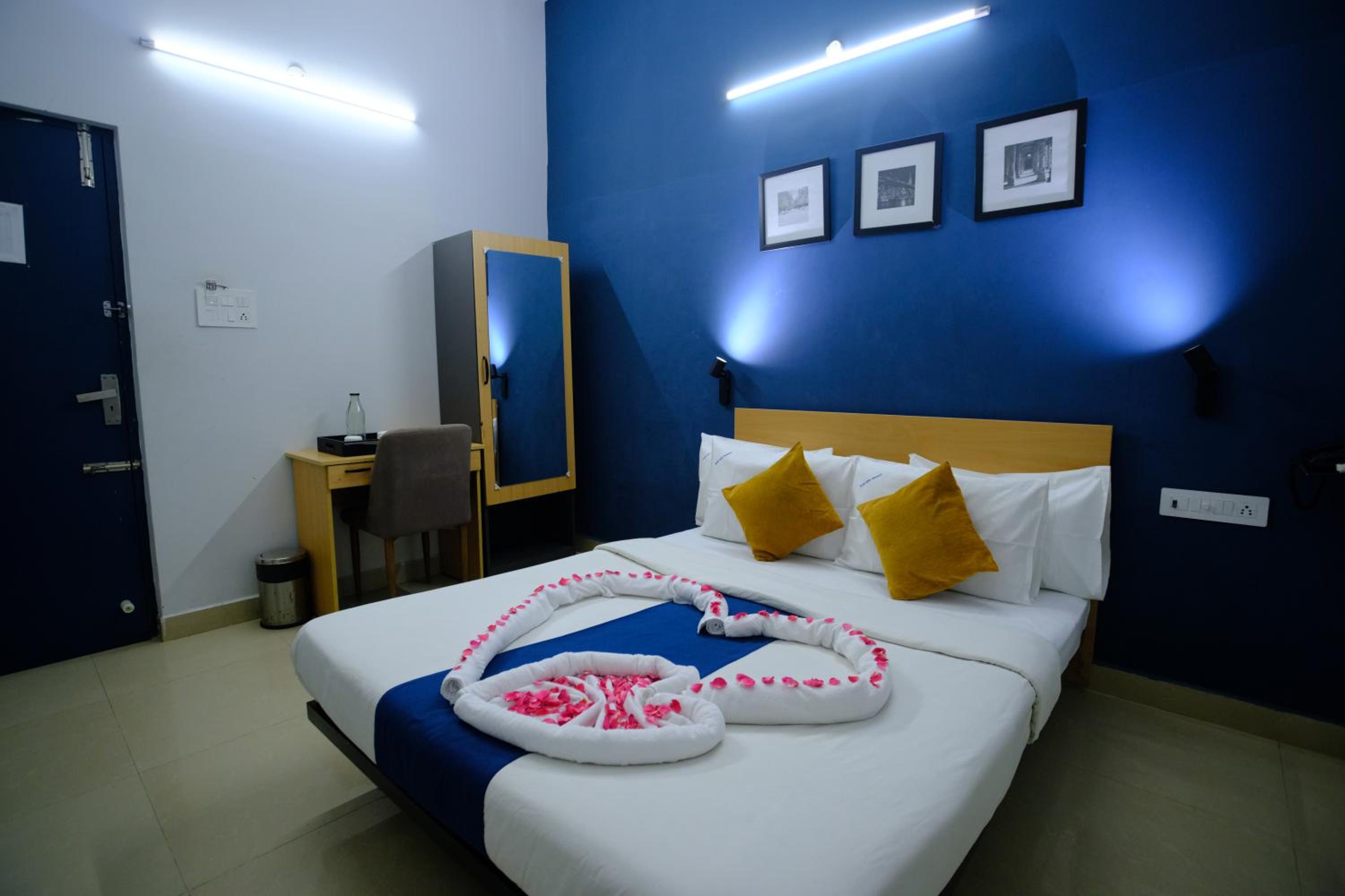 Deluxe Double Room - Photo 13