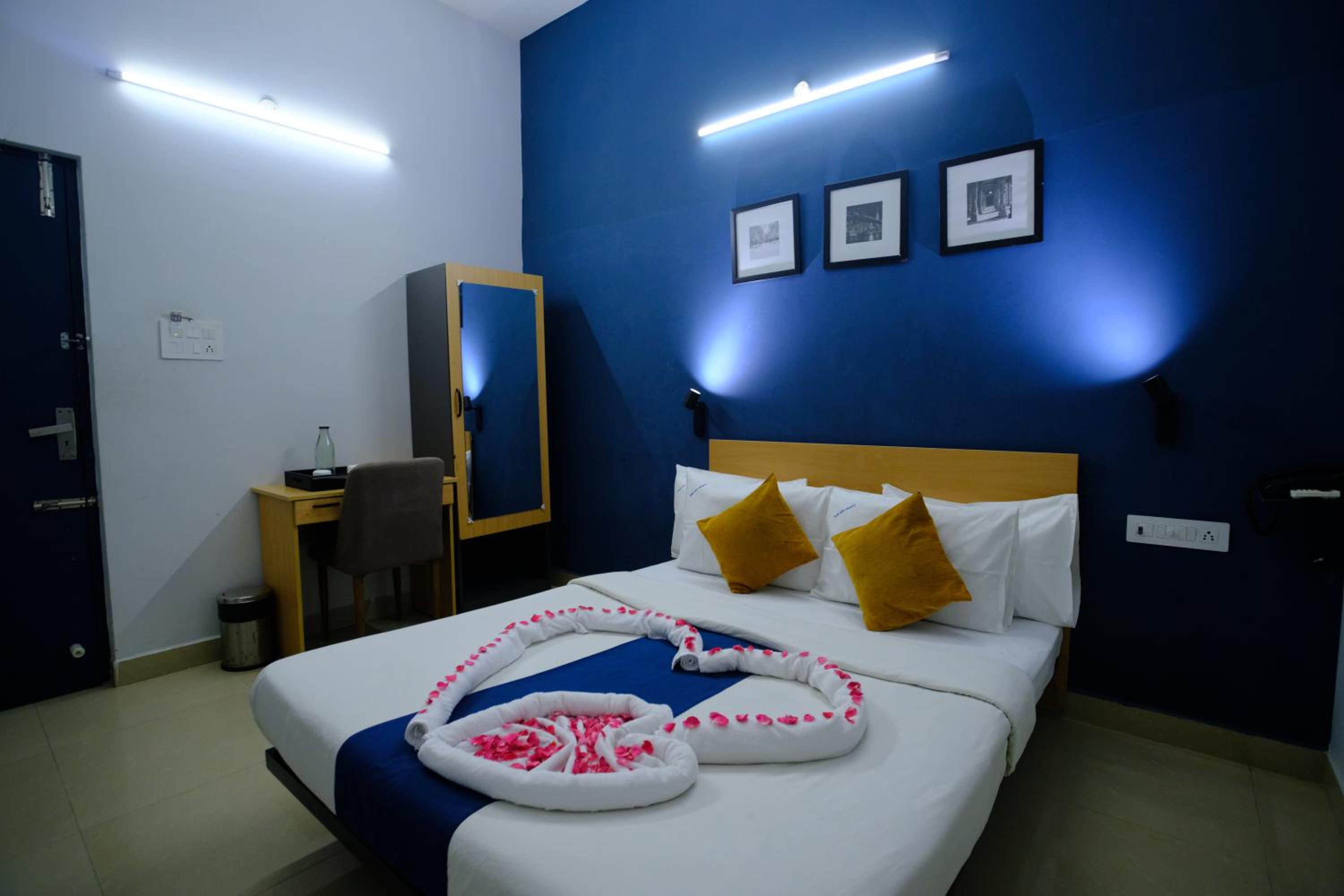 Deluxe Double Room - Photo 12