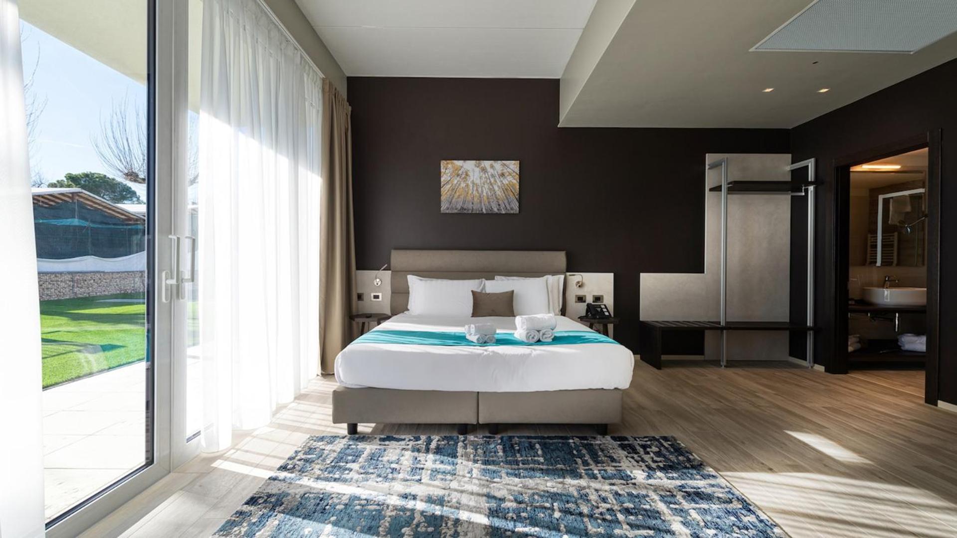 Deluxe Room - Photo 7
