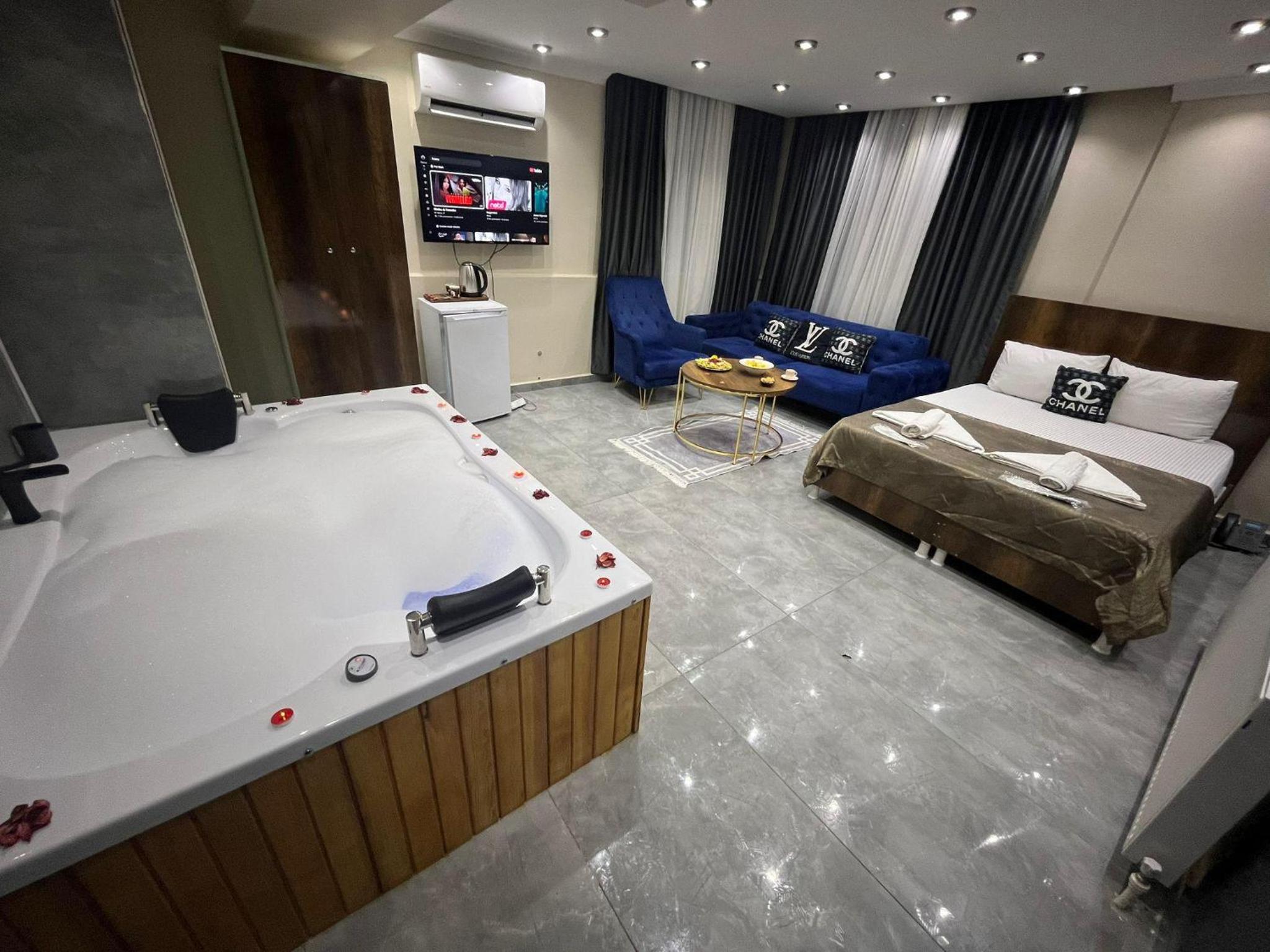 Deluxe Double Room with Bath photo 3