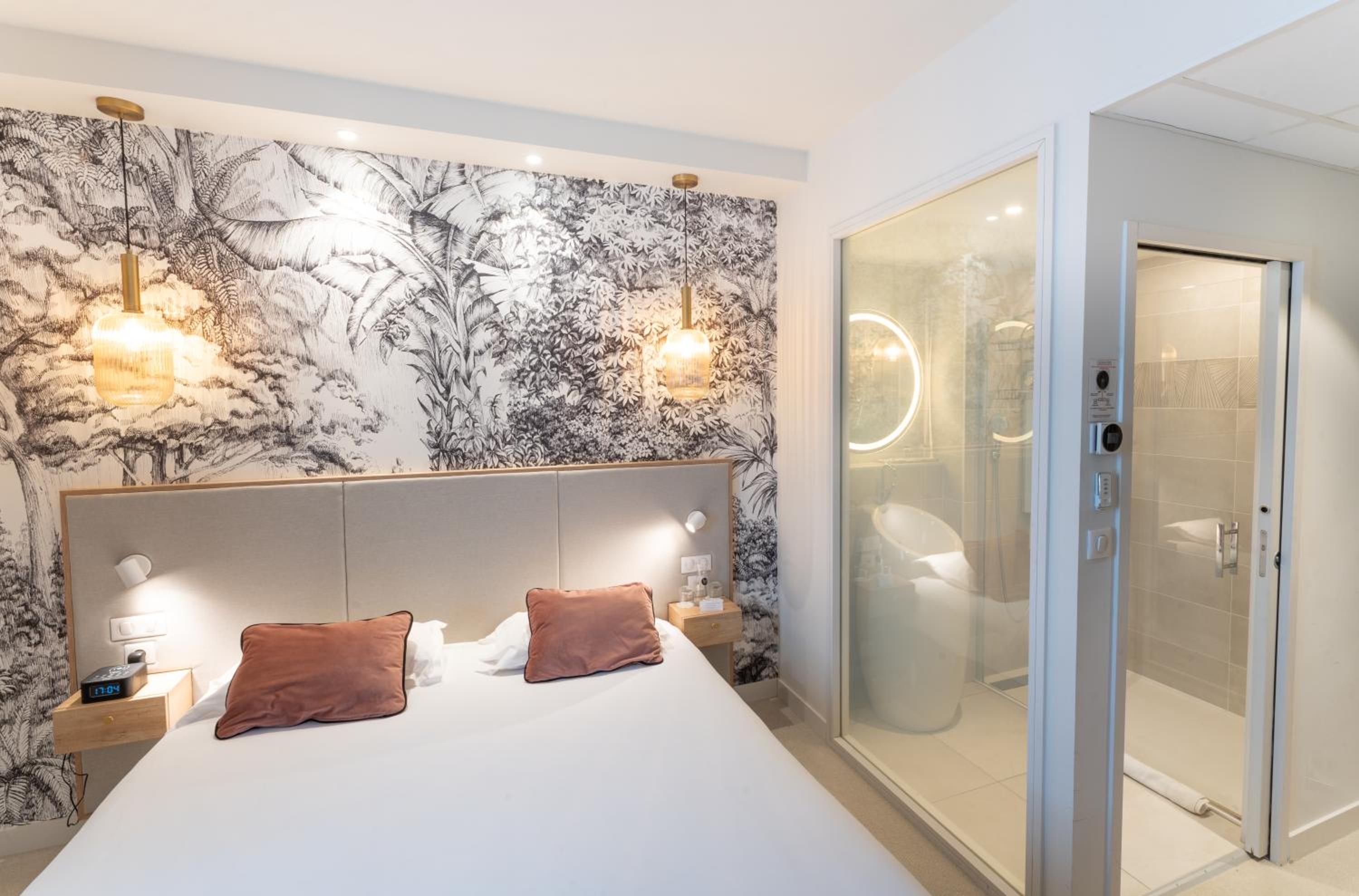 One-Bedroom Suite - Photo 5