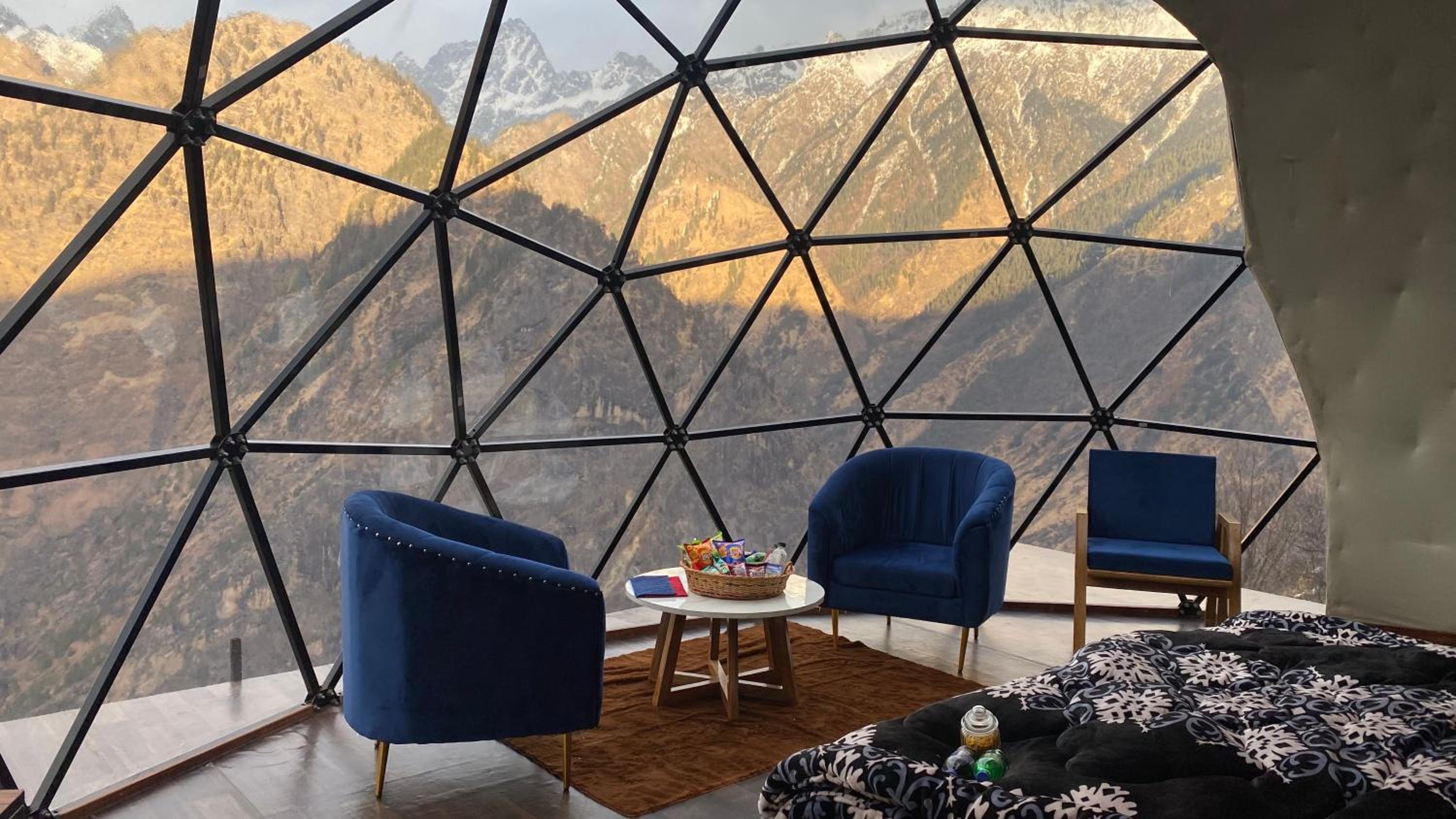 Family Room with Mountain View - Photo 4