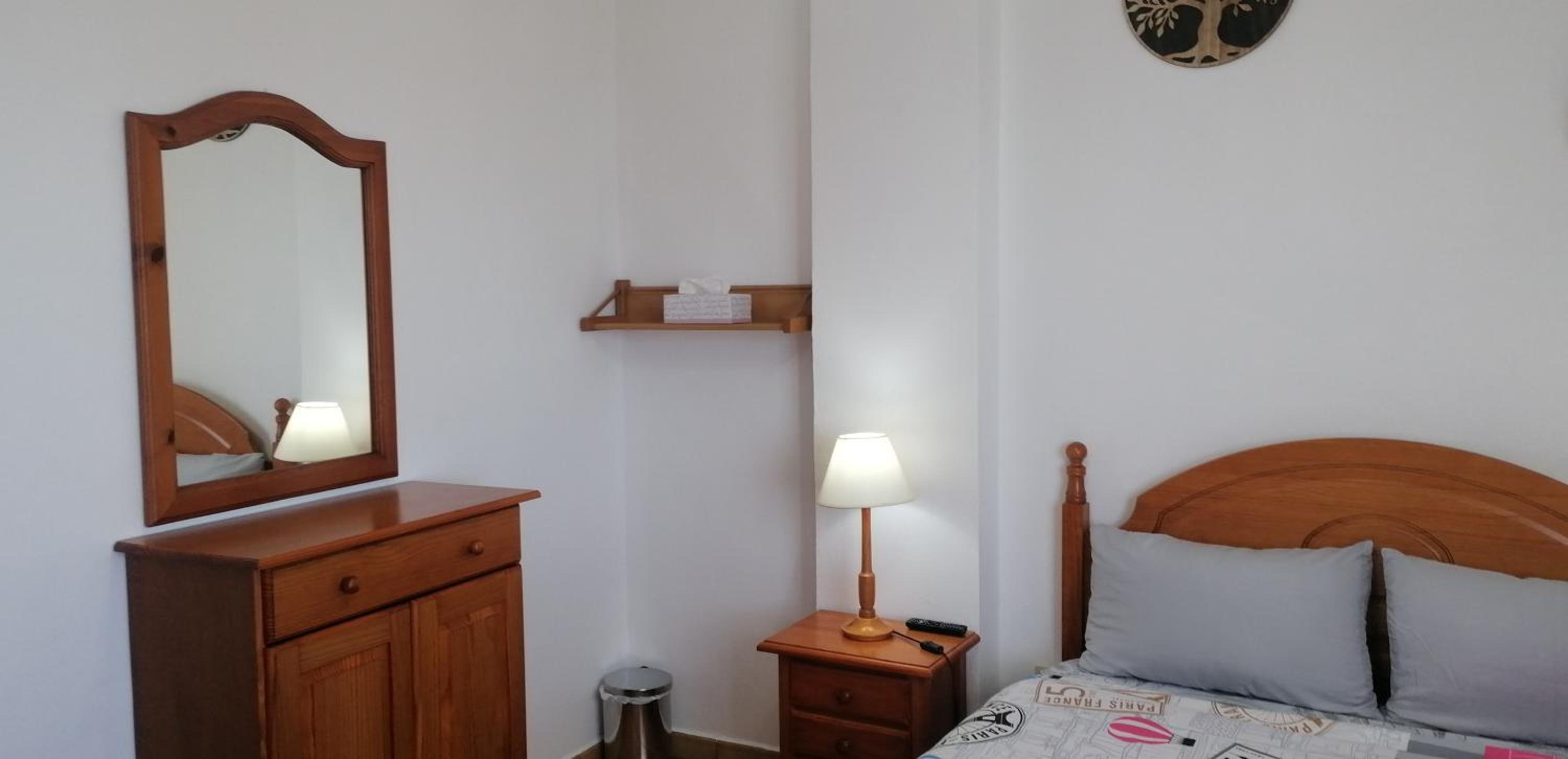 Queen Room with Balcony - Photo 6