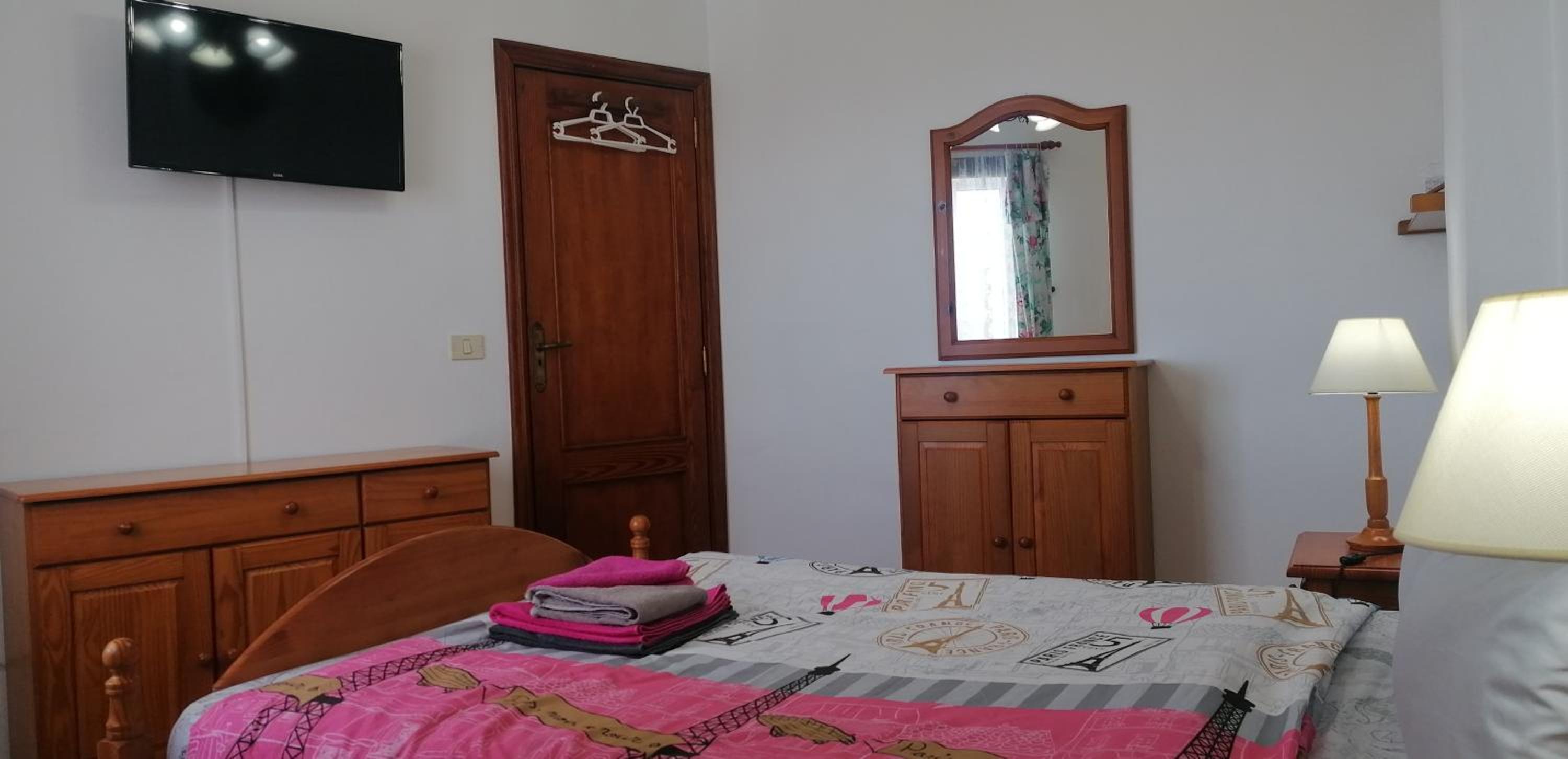 Queen Room with Balcony - Photo 3