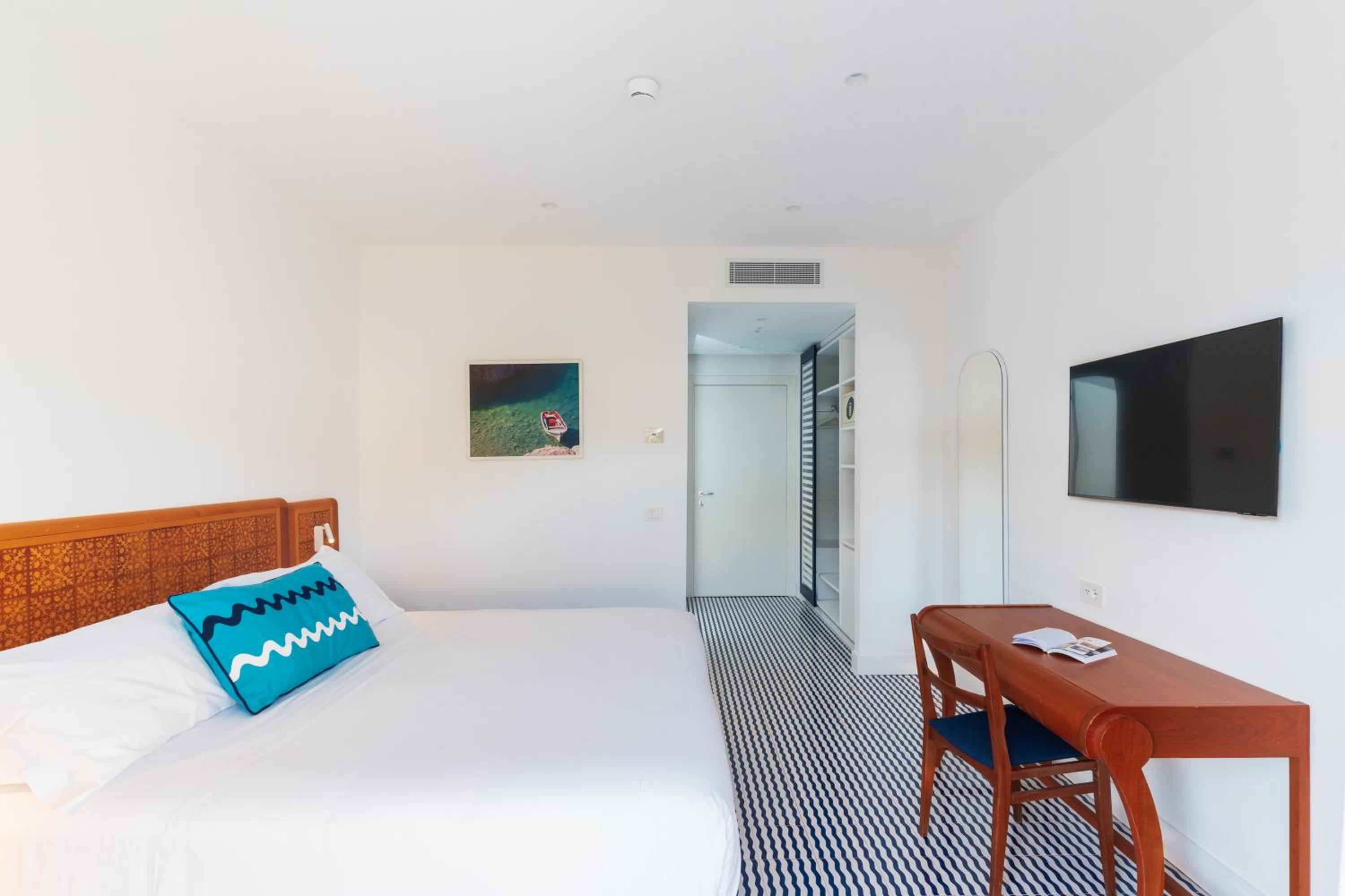 Standard Double or Twin Room with Balcony - Photo 8