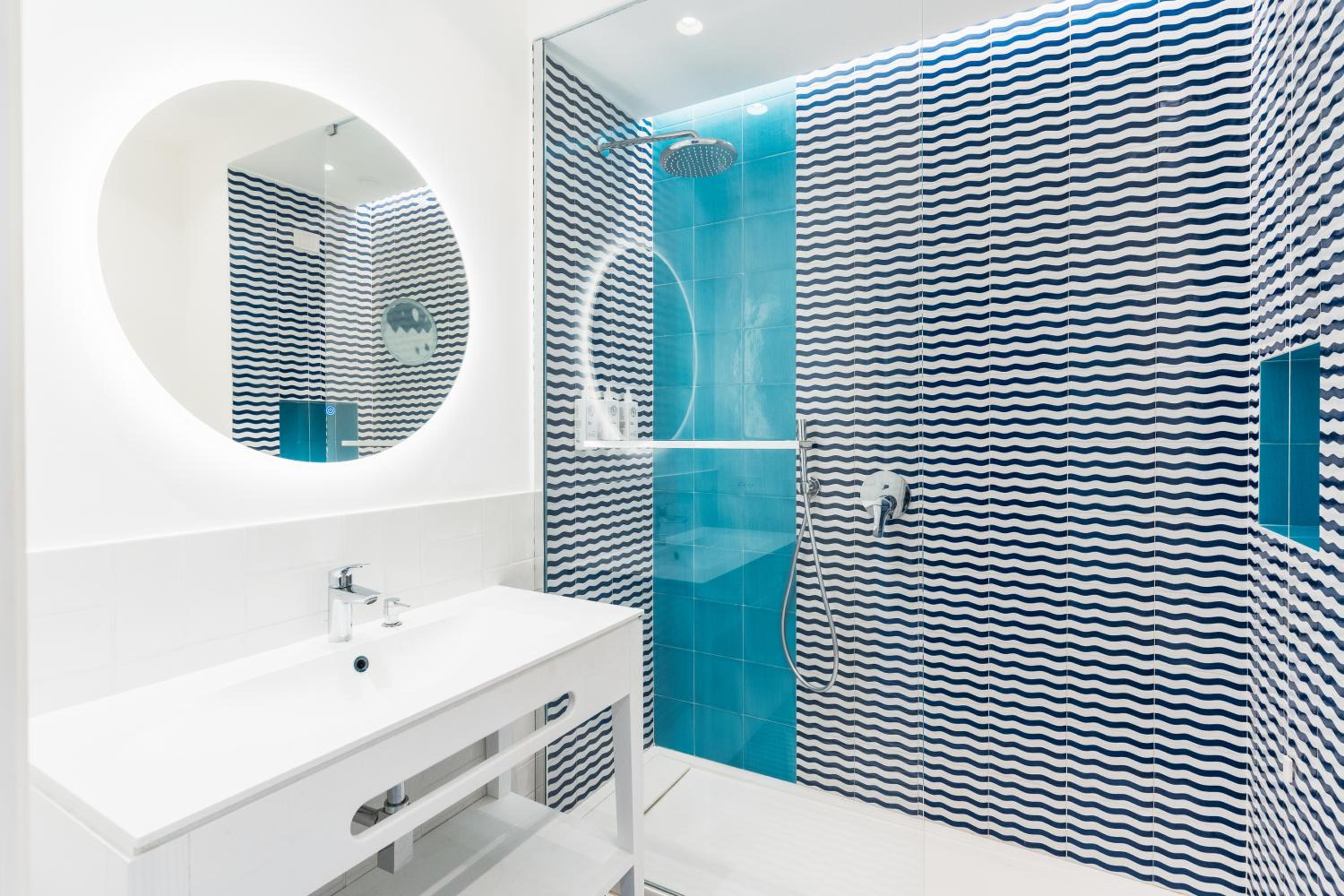 Standard Double or Twin Room with Balcony - Photo 4