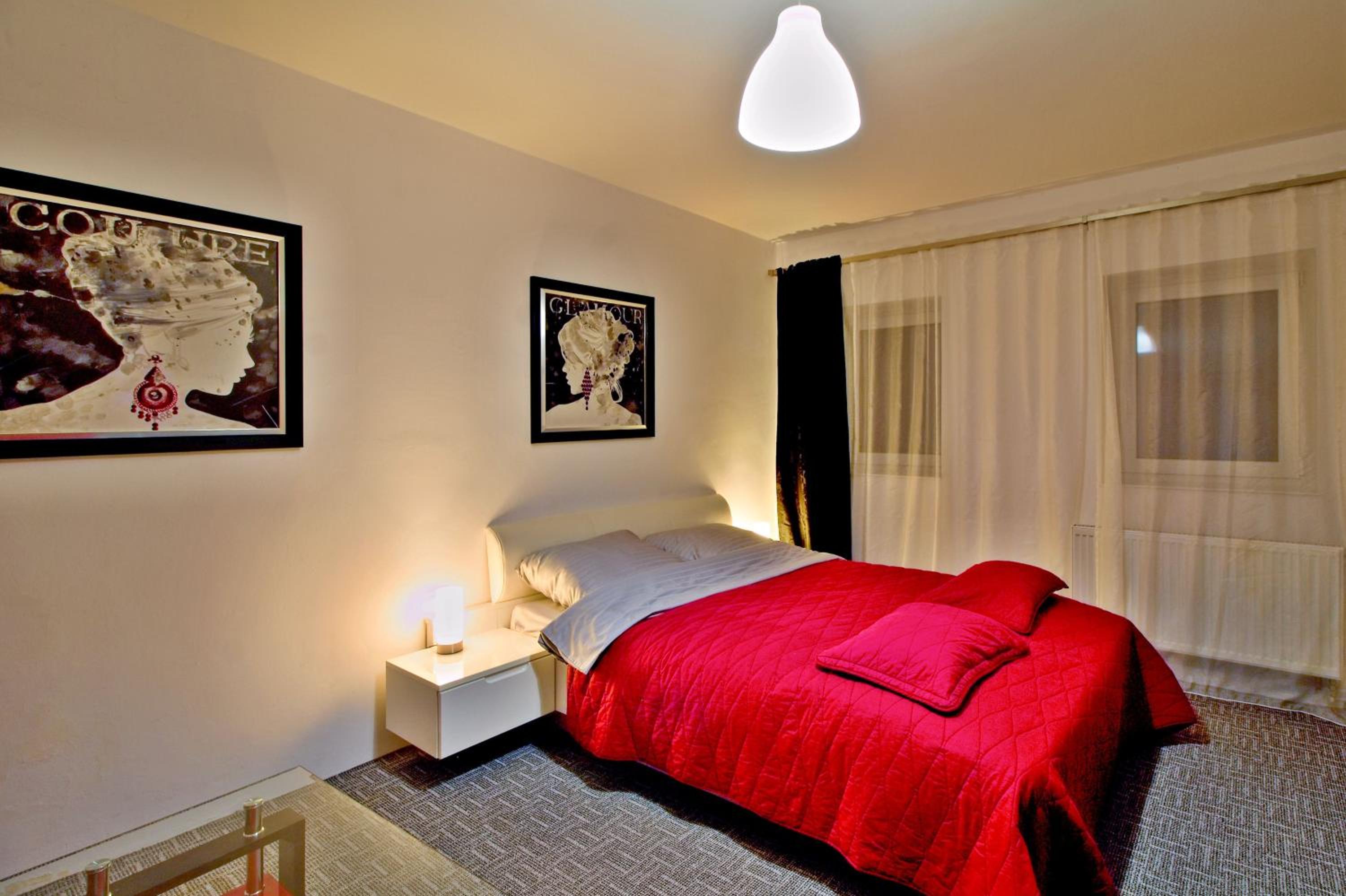 One-Bedroom Apartment photo 1