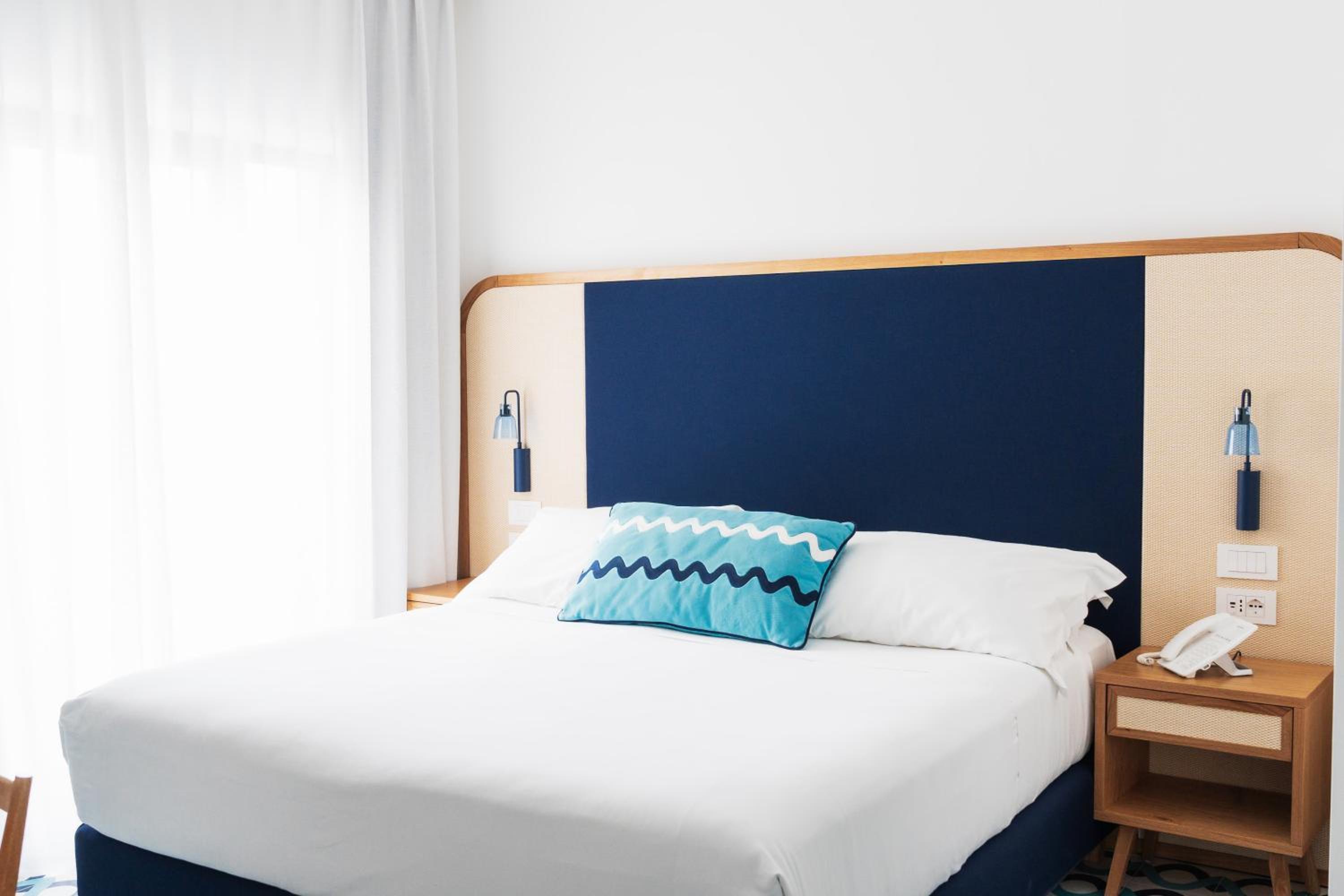 Deluxe Double or Twin Room - Photo 5