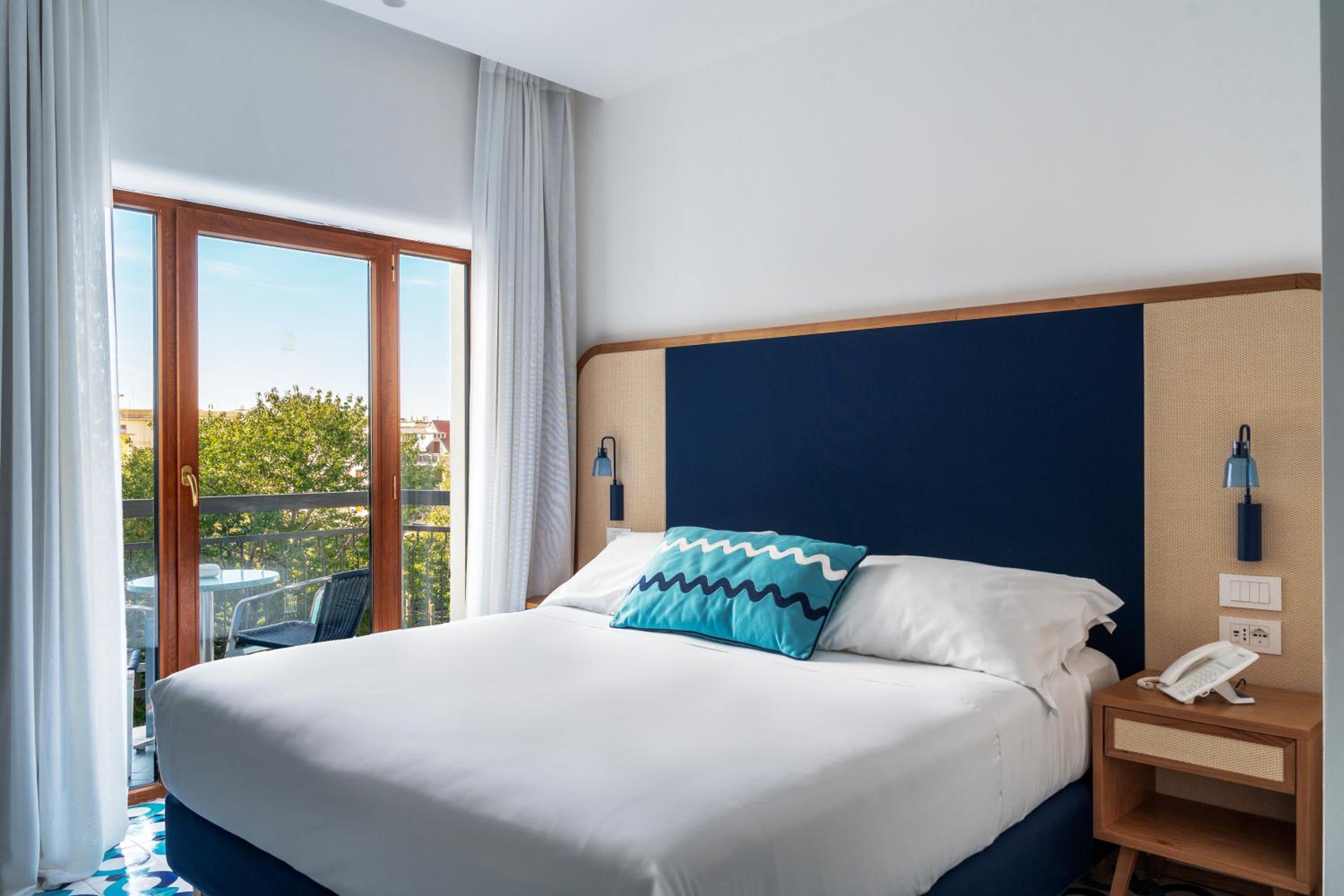Deluxe Double or Twin Room - Photo 7