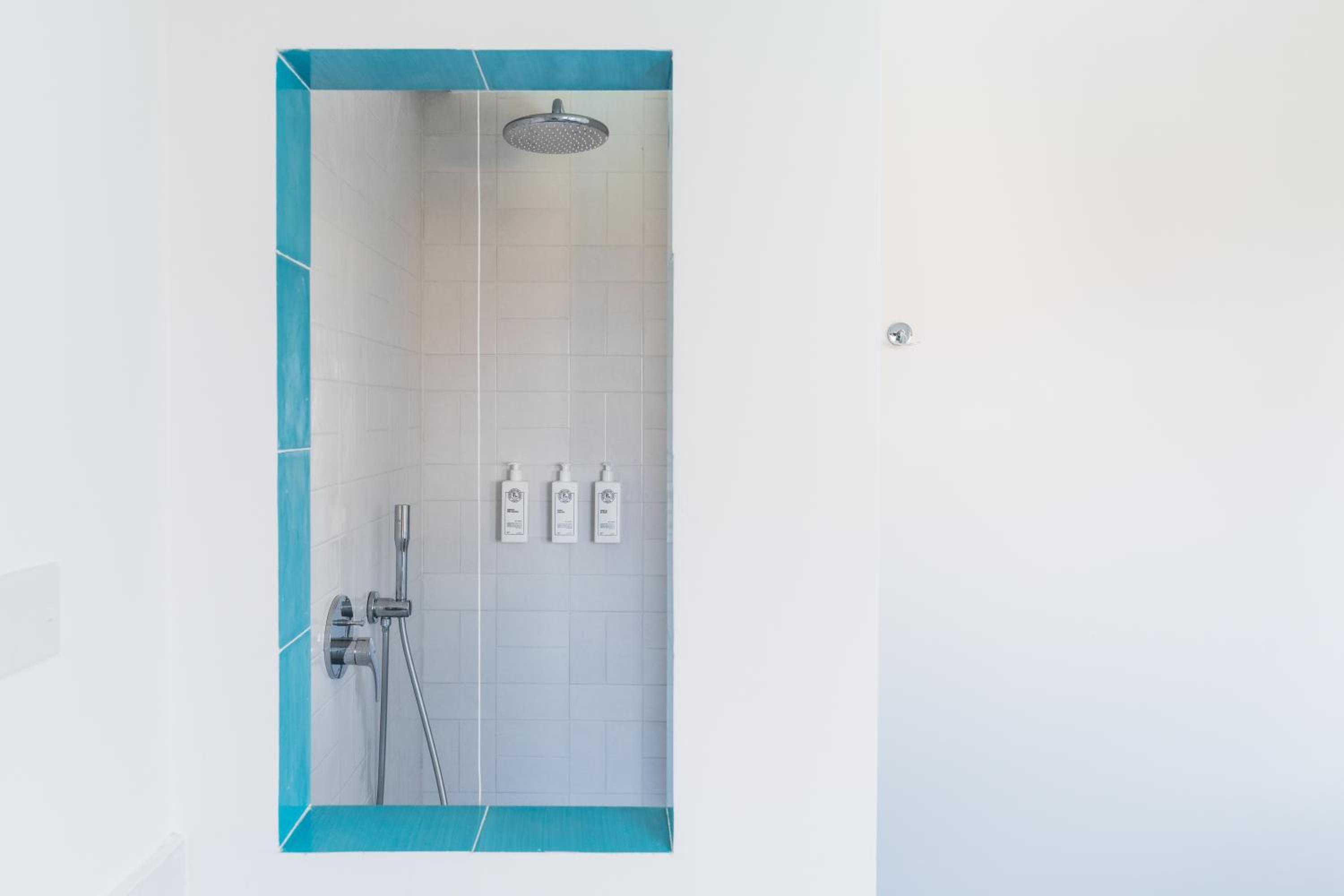 Deluxe Double Or Twin Room With Partial Sea View thumbnail 6