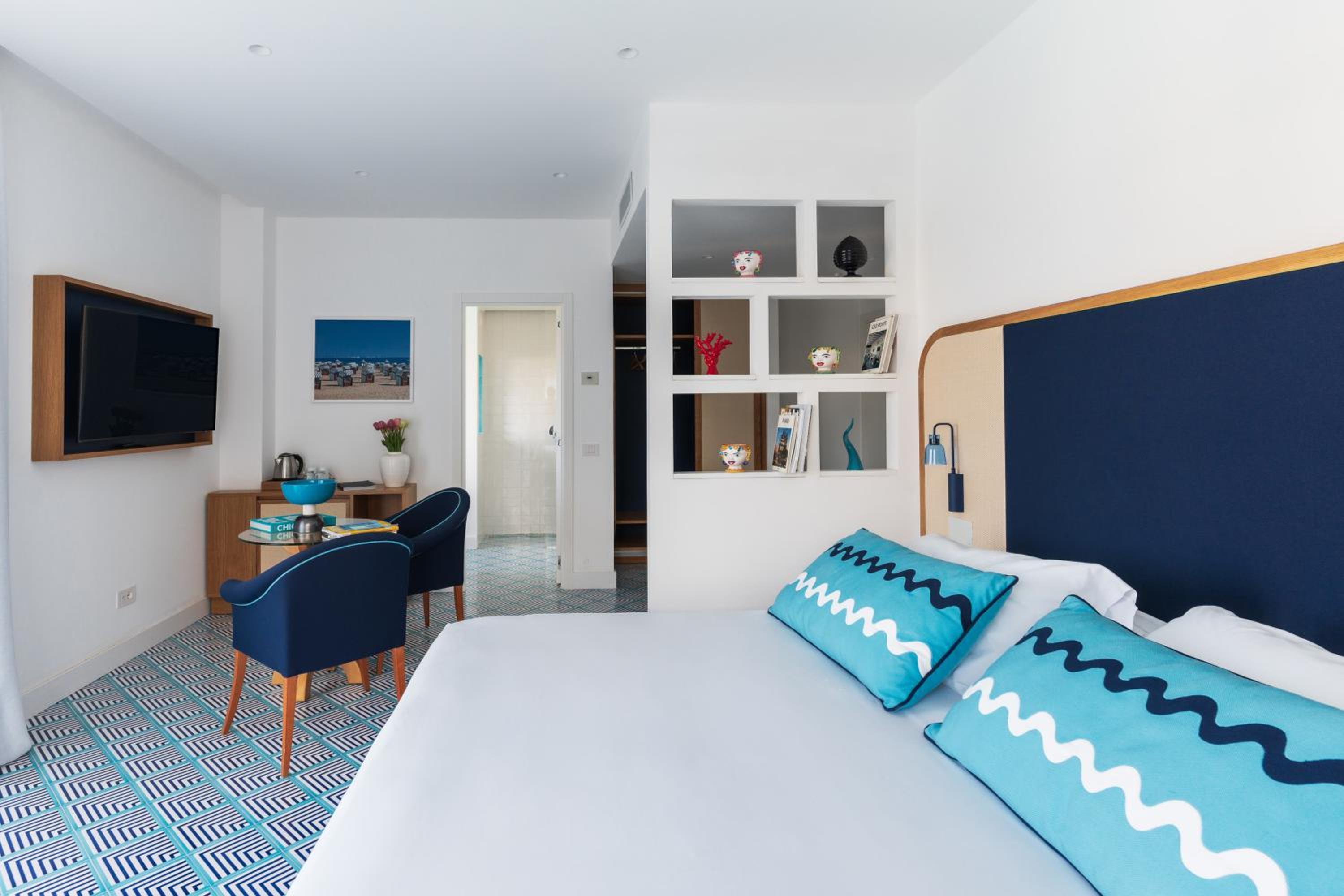 Deluxe Double Or Twin Room With Partial Sea View thumbnail 5