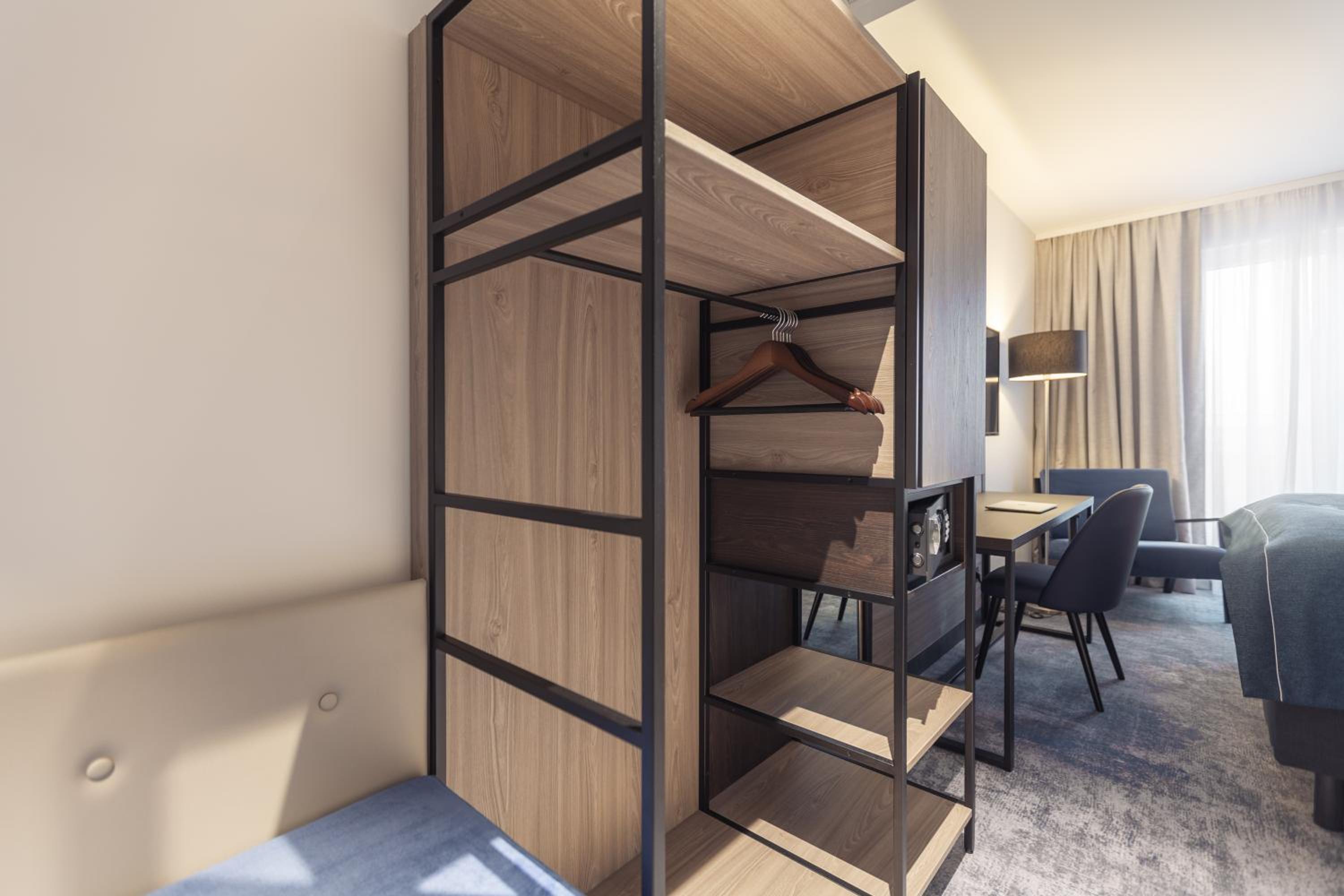 Double Room with Mobility Accessible Roll In Shower - Photo 4
