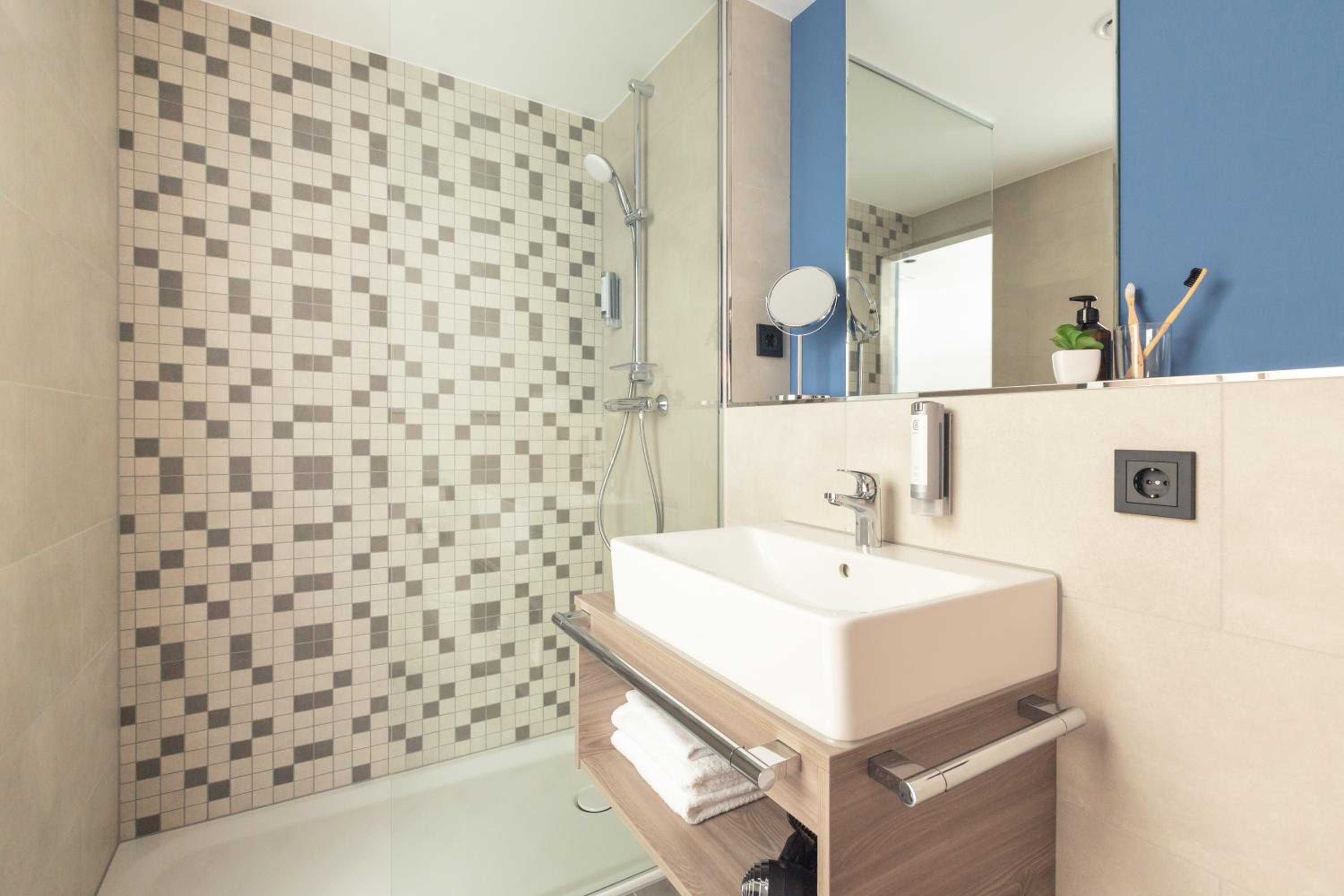 Standard Twin Room - Photo 5