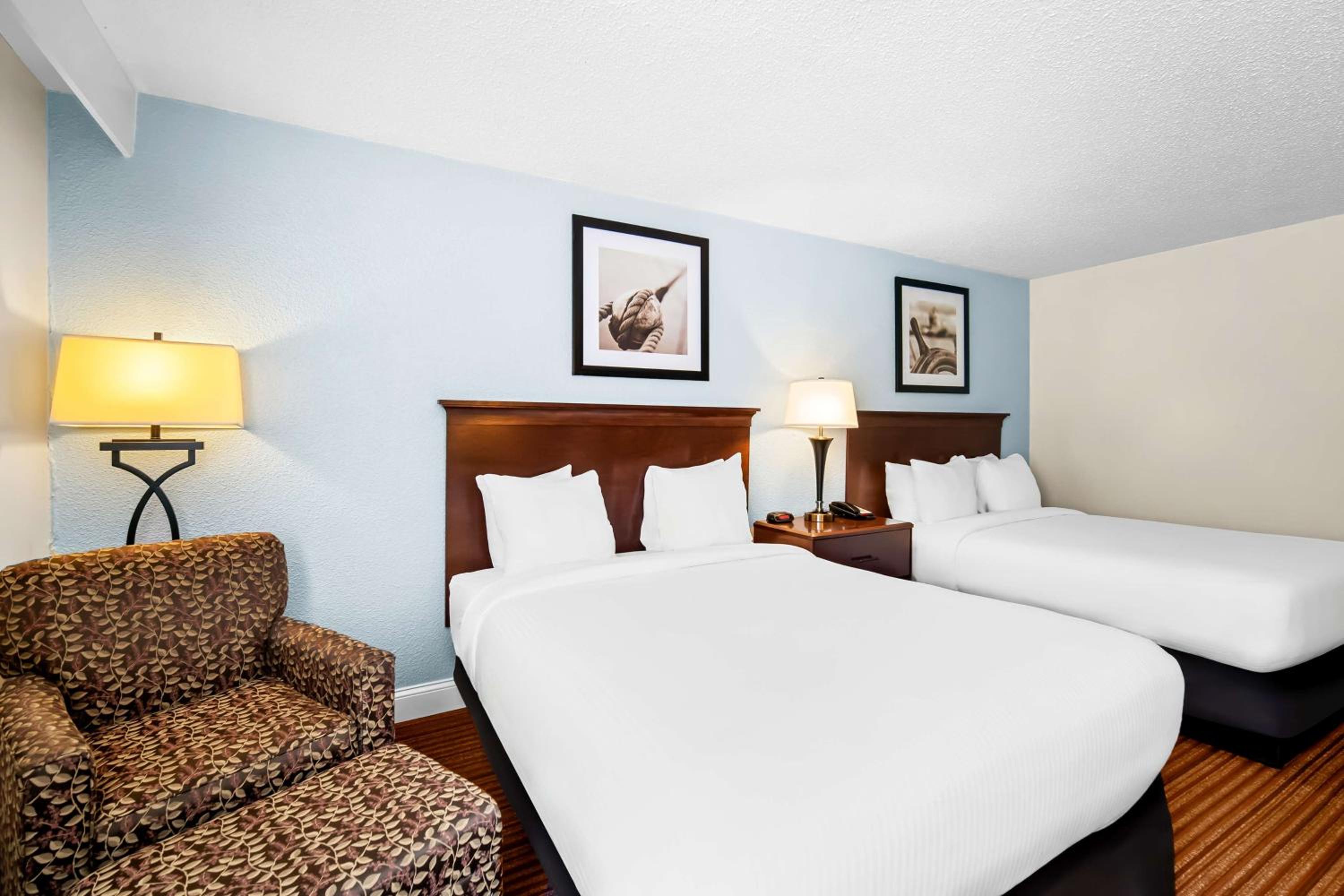 Large Queen Room with Two Queen Beds - Non-Smoking - Photo 2
