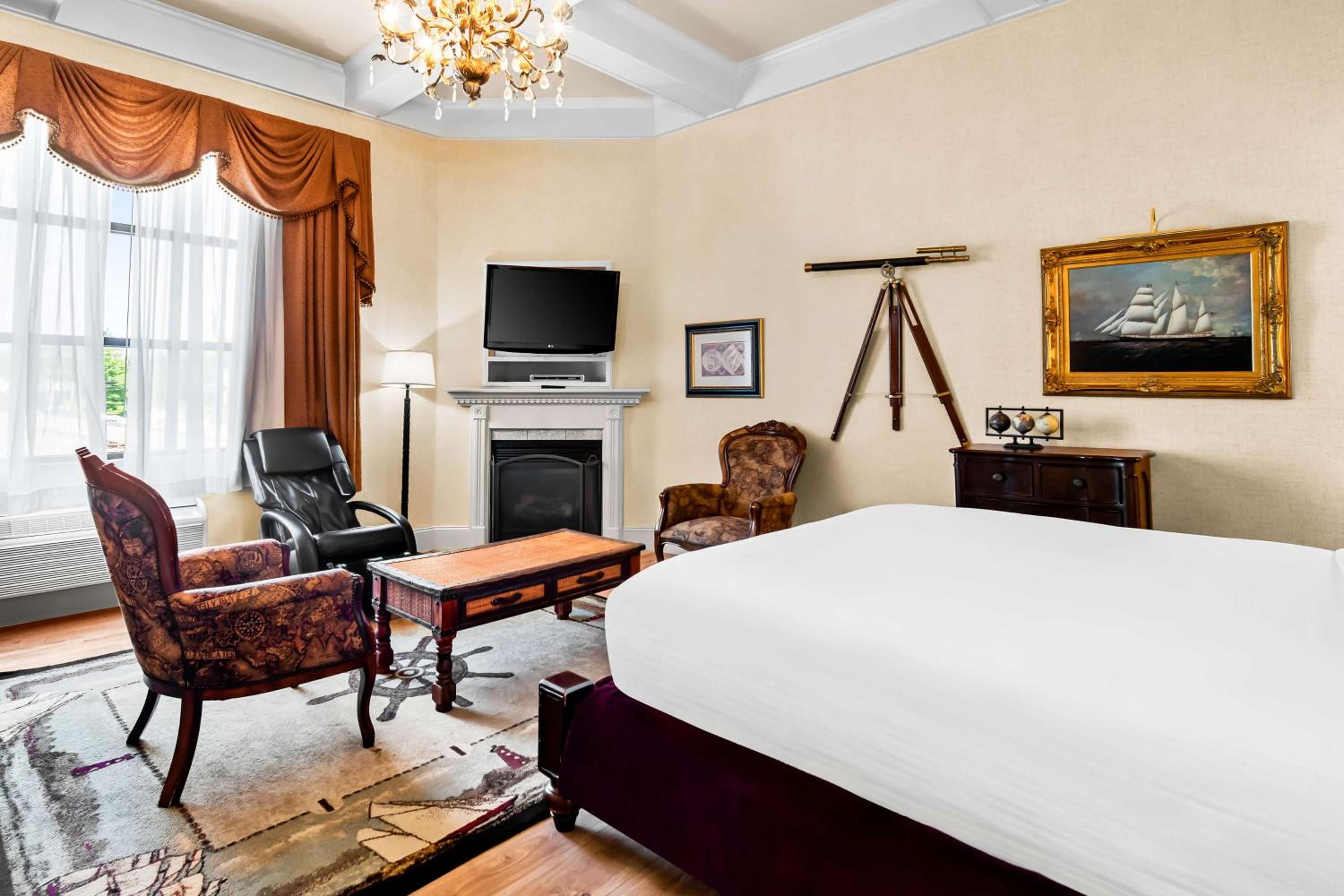 King Room with Fireplace - Non-Smoking - Photo 2