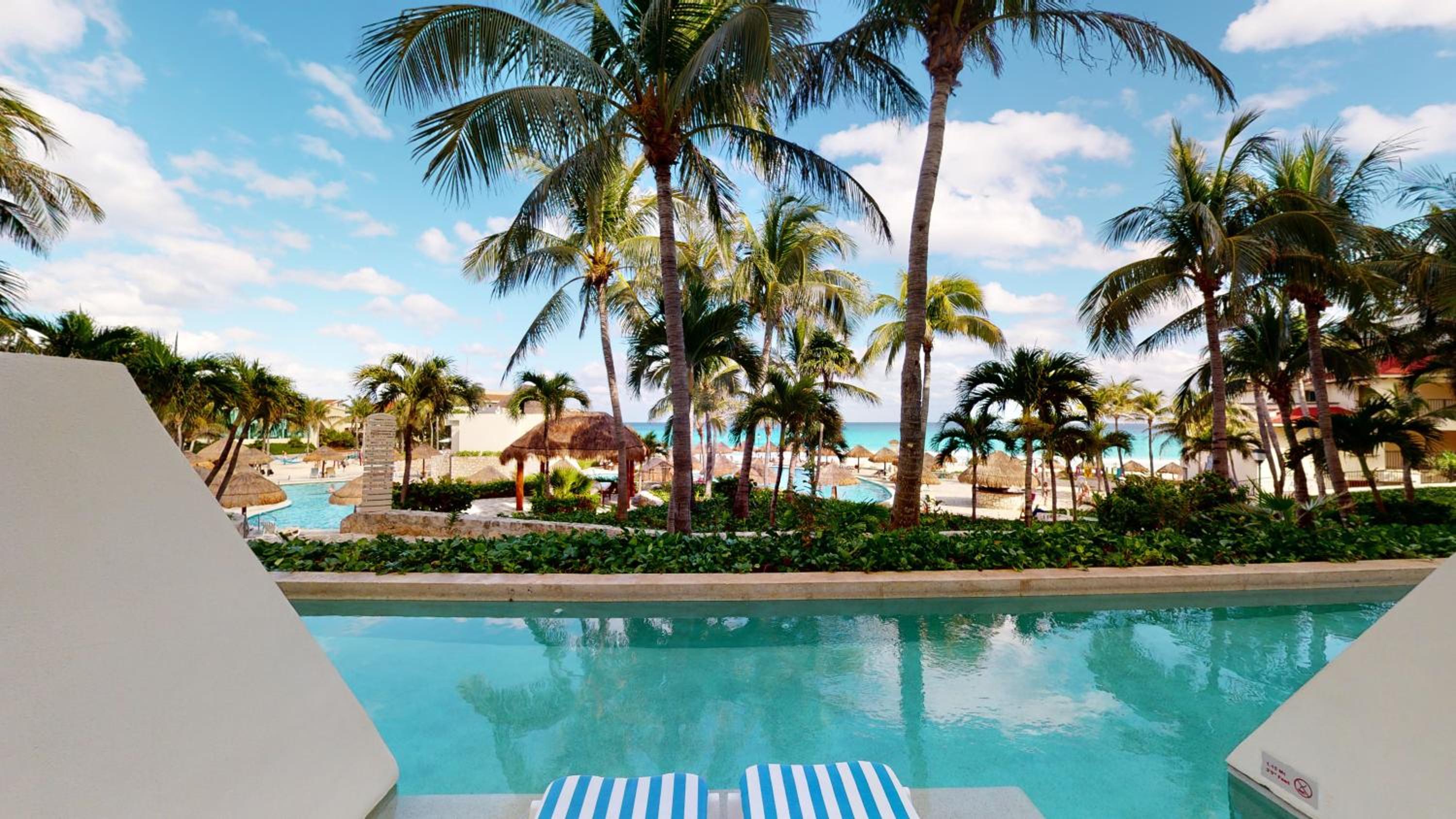 Deluxe Swim-Up Ocean View (Adults Only)