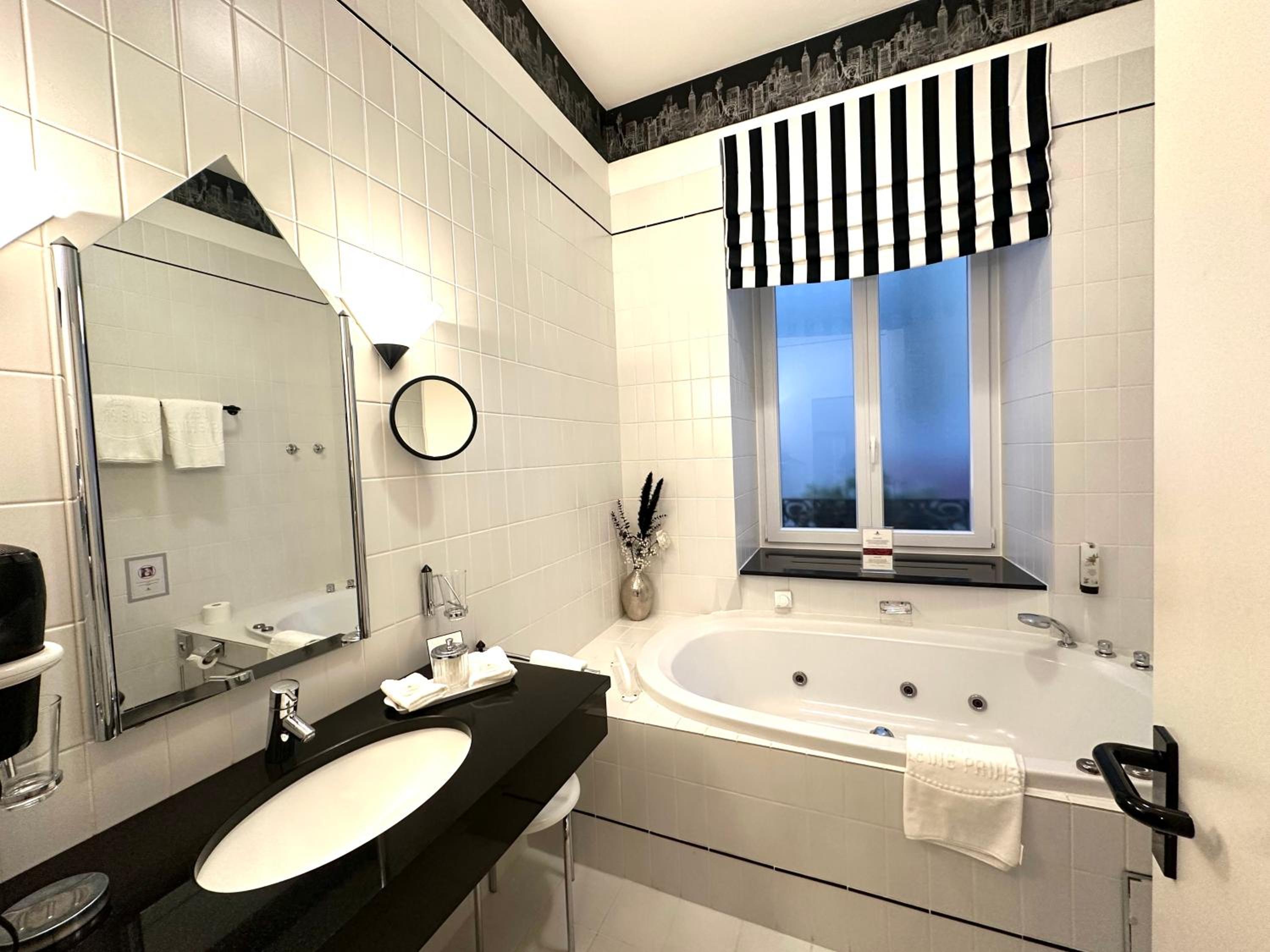 Deluxe Double Room - Photo 16