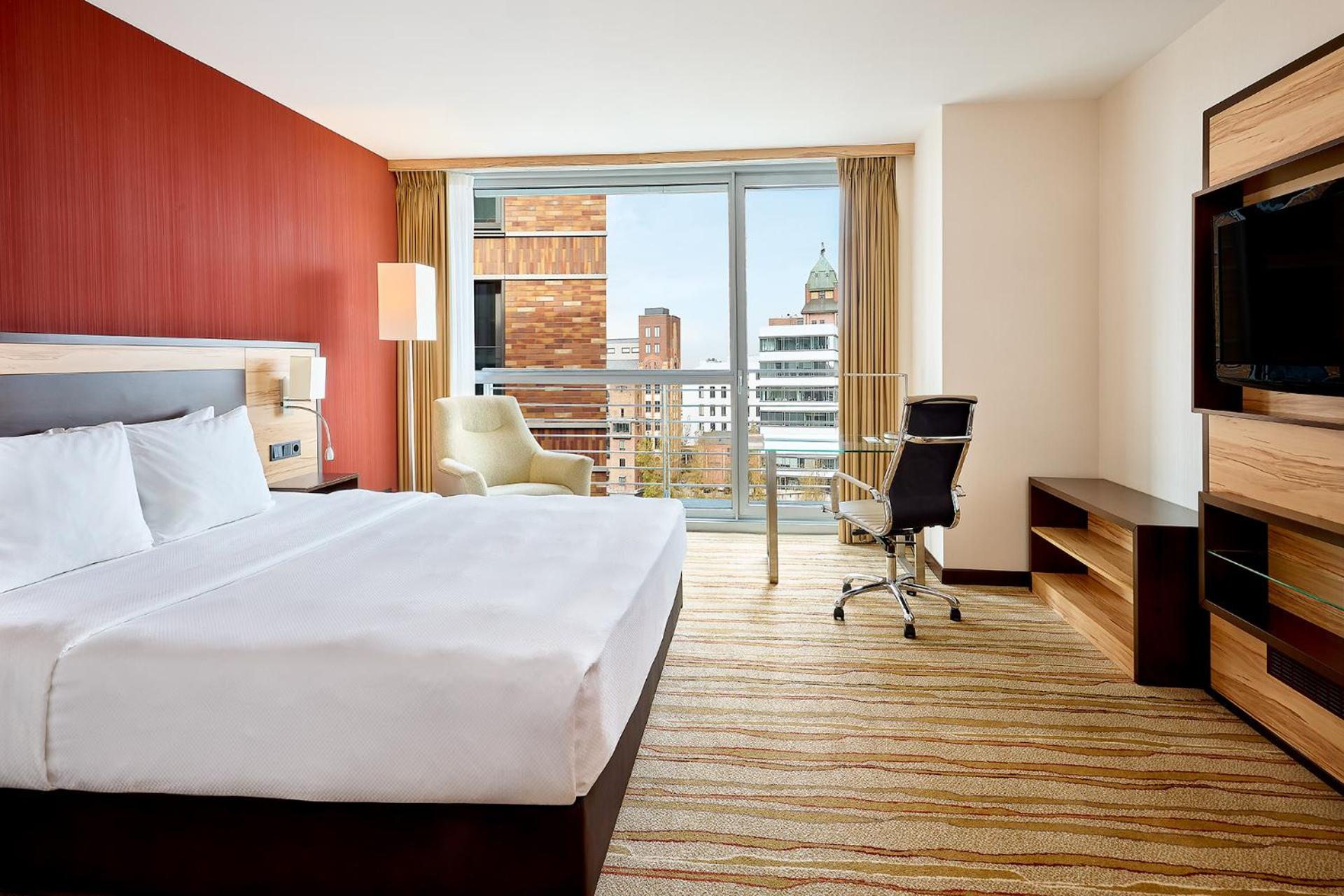 Larger Guest room, 1 King, High floor