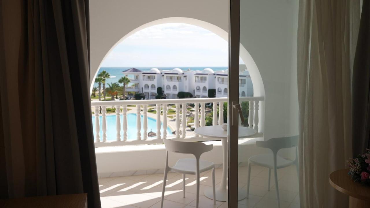 Standard Twin Room with Sea View - Photo 11