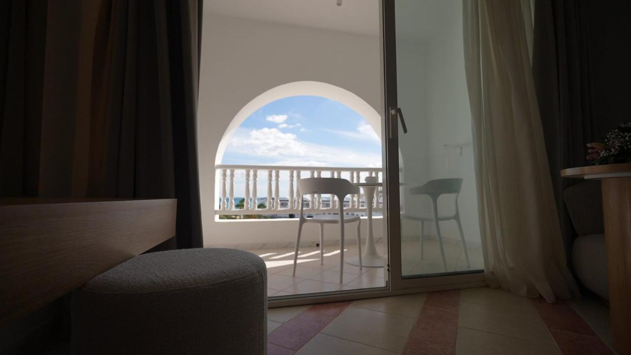 Standard Twin Room with Sea View - Photo 4