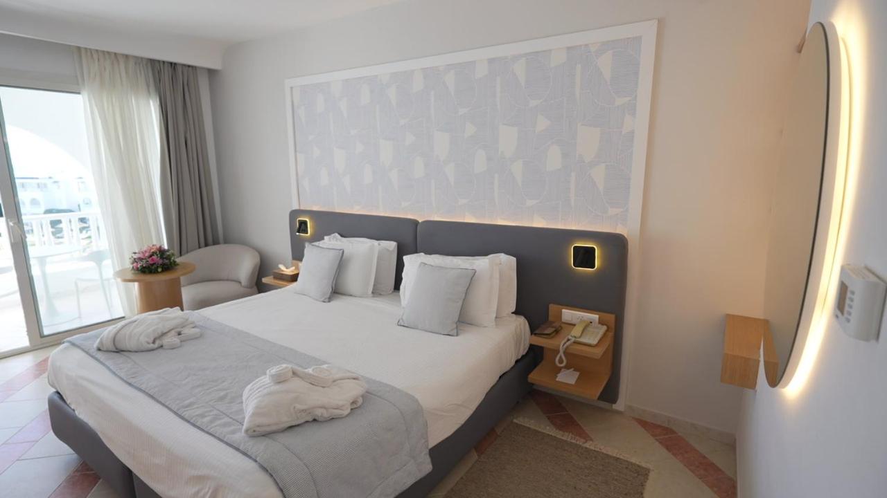 Standard Twin Room with Sea View - Photo 10