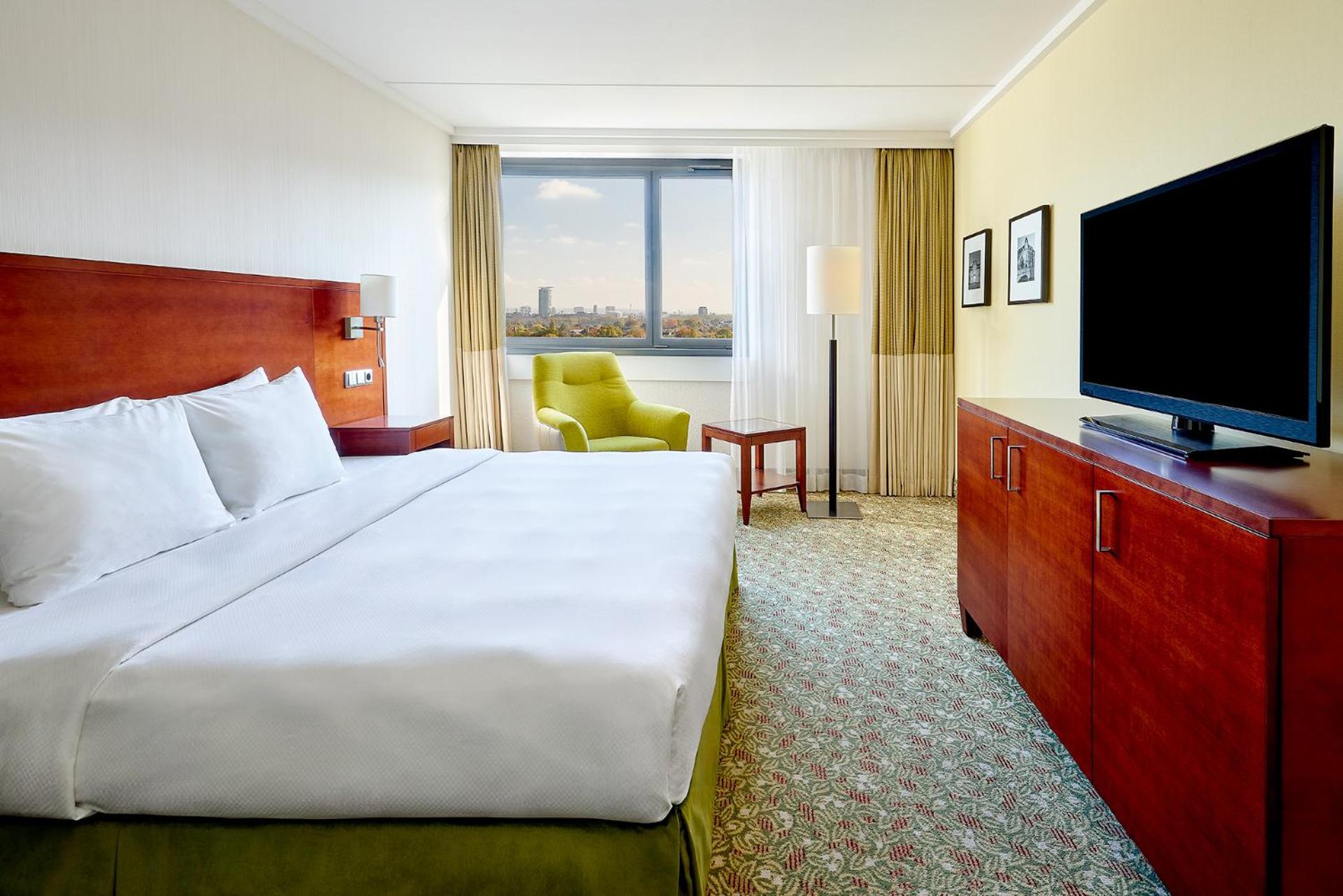 Smaller Guest room, 1 Queen, Corner room