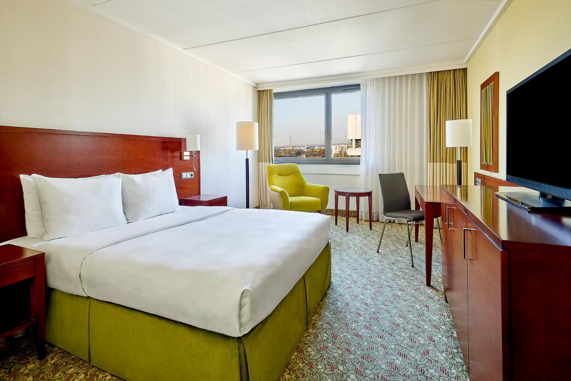 Smaller Guest room, 1 Queen, Corner room