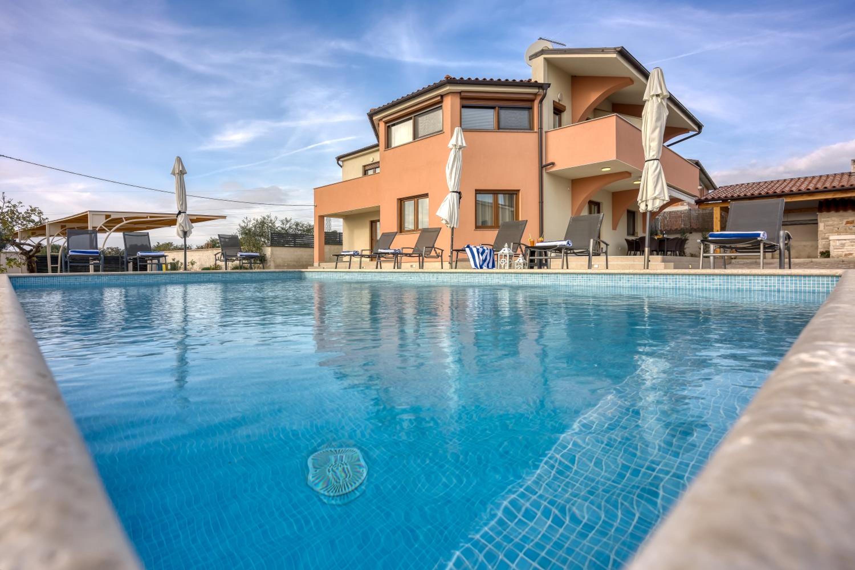 Villa photo 2